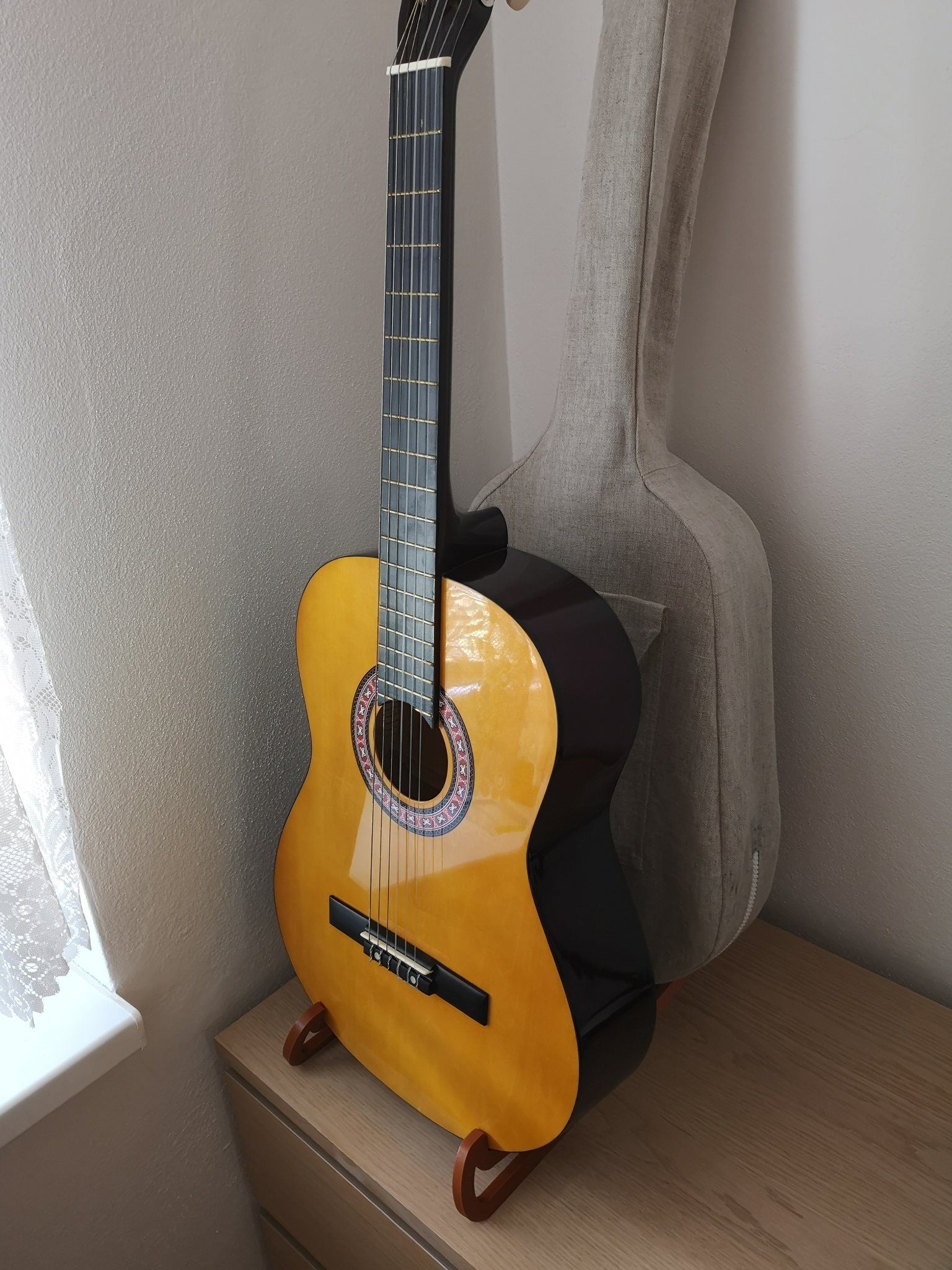 Giá đỡ guitar đơn giản có thể đặt trên sàn hoặc tủ