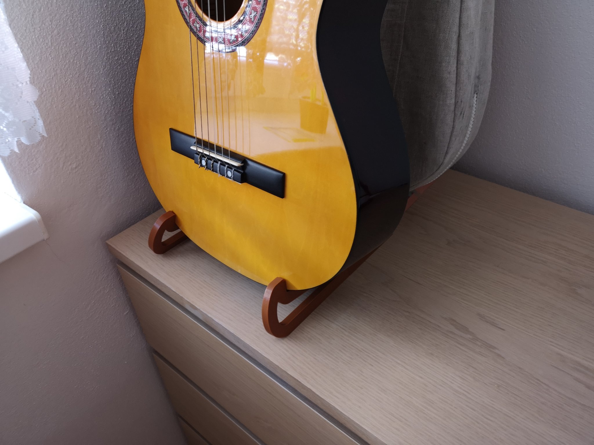 Giá đỡ guitar đơn giản có thể đặt trên sàn hoặc tủ