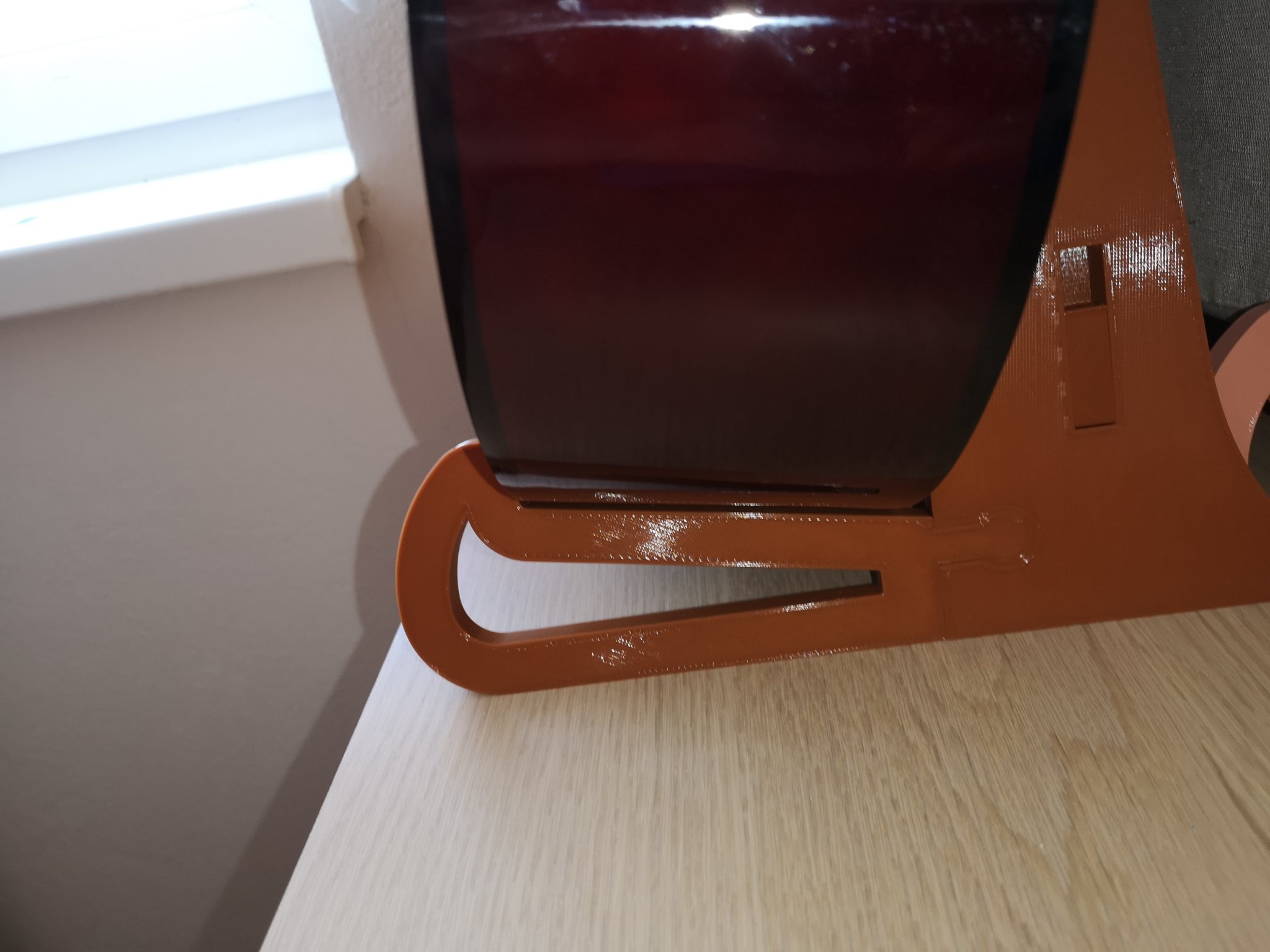 Giá đỡ guitar đơn giản có thể đặt trên sàn hoặc tủ