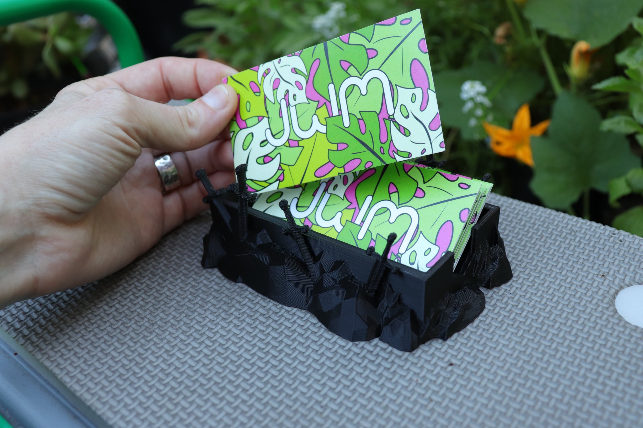 Giá đỡ danh thiếp lấy cảm hứng từ Vua Arthur