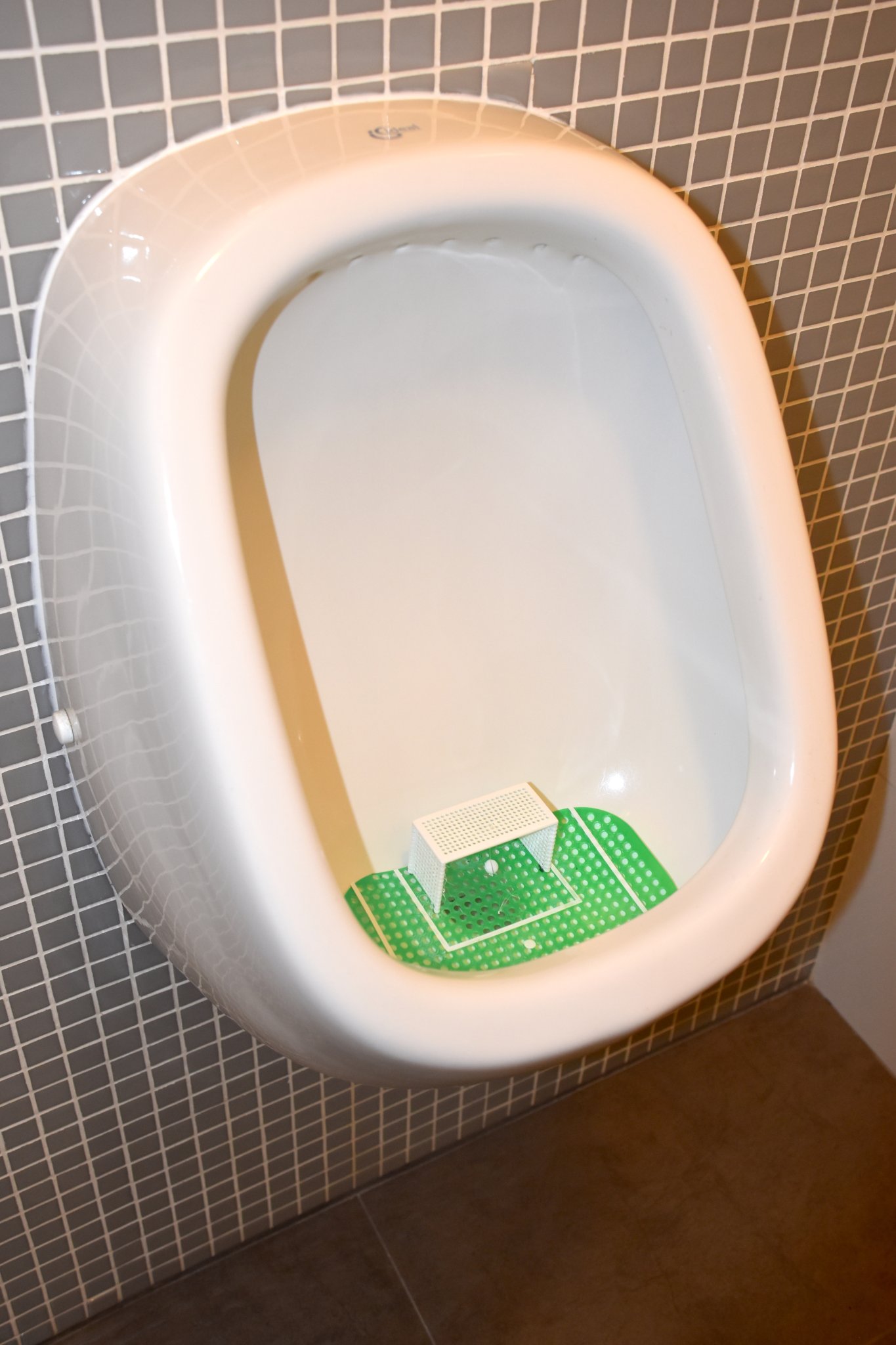 Bóng đá cho bồn tiểu