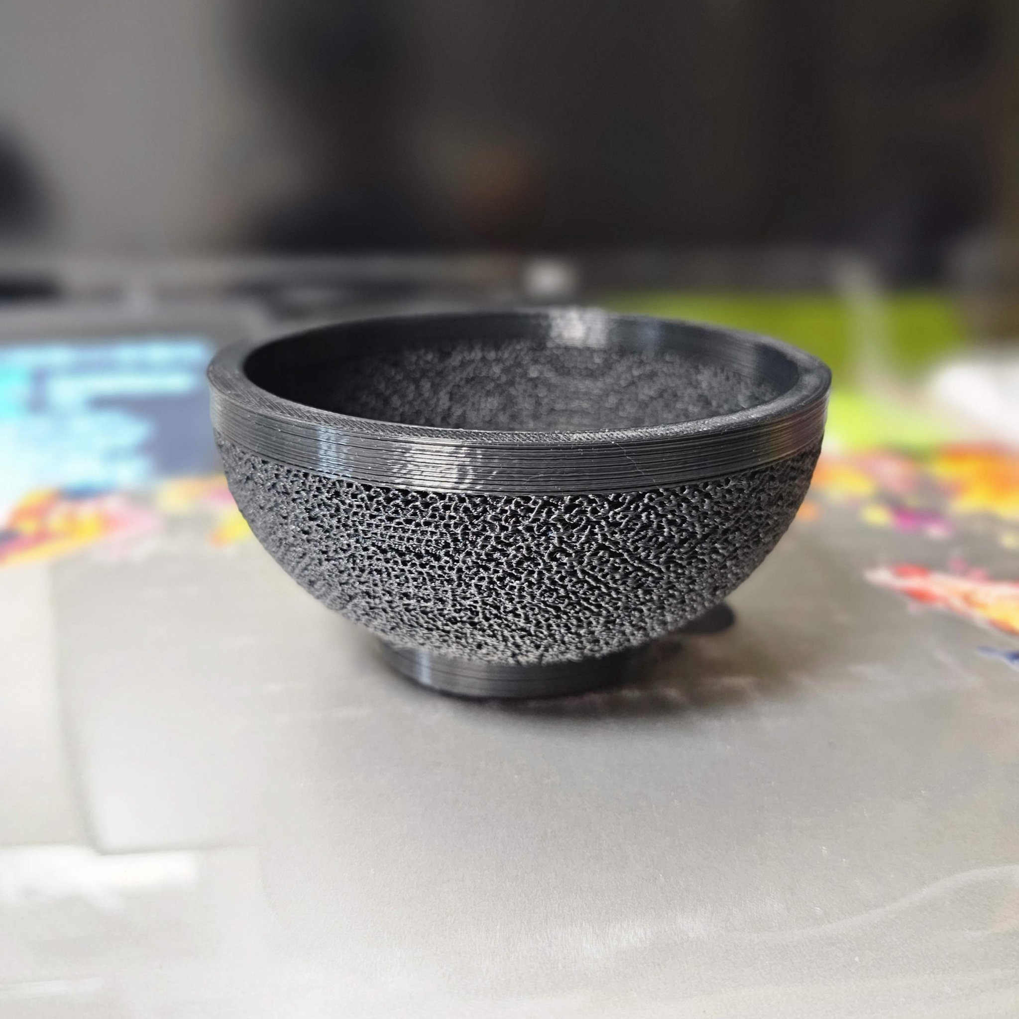 Chậu hoa hoặc bát đơn giản có cấu trúc gyroid