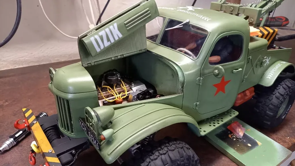 Nắp ca-pô mở của xe Zil 157 tỉ lệ 1/10