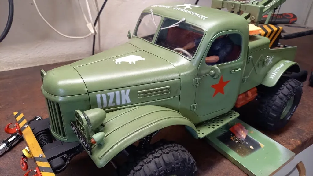 Nắp ca-pô mở của xe Zil 157 tỉ lệ 1/10