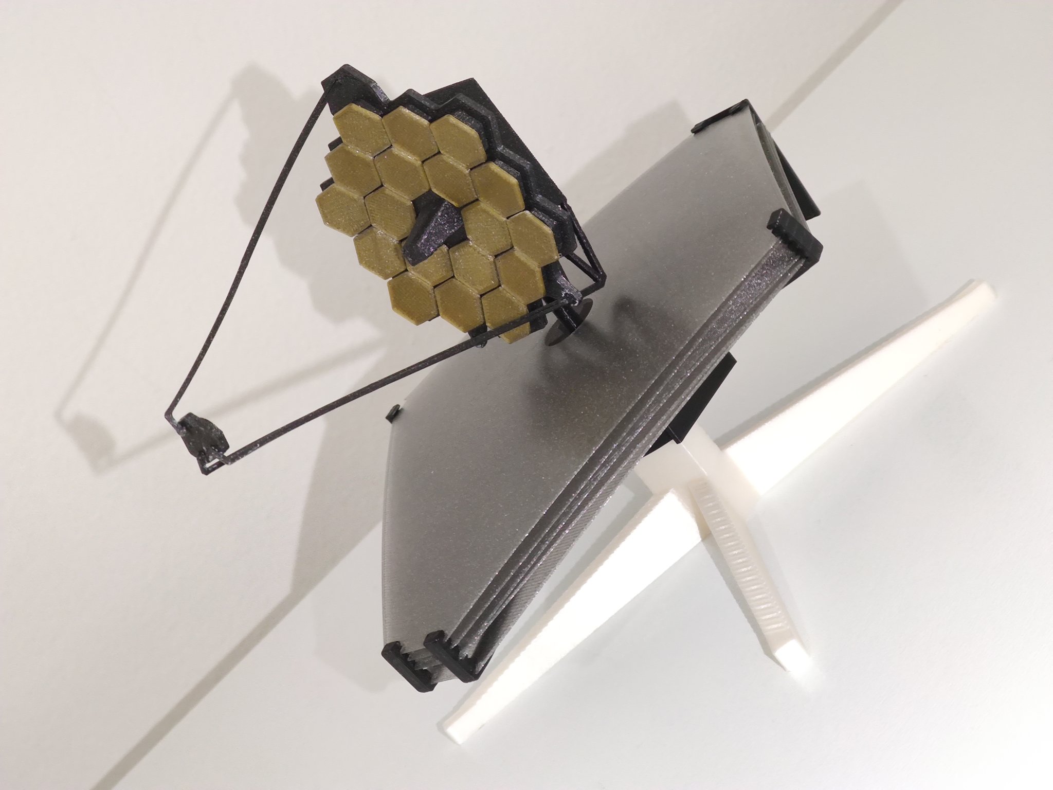 Mô hình thu nhỏ kính viễn vọng James Webb Space Telescope