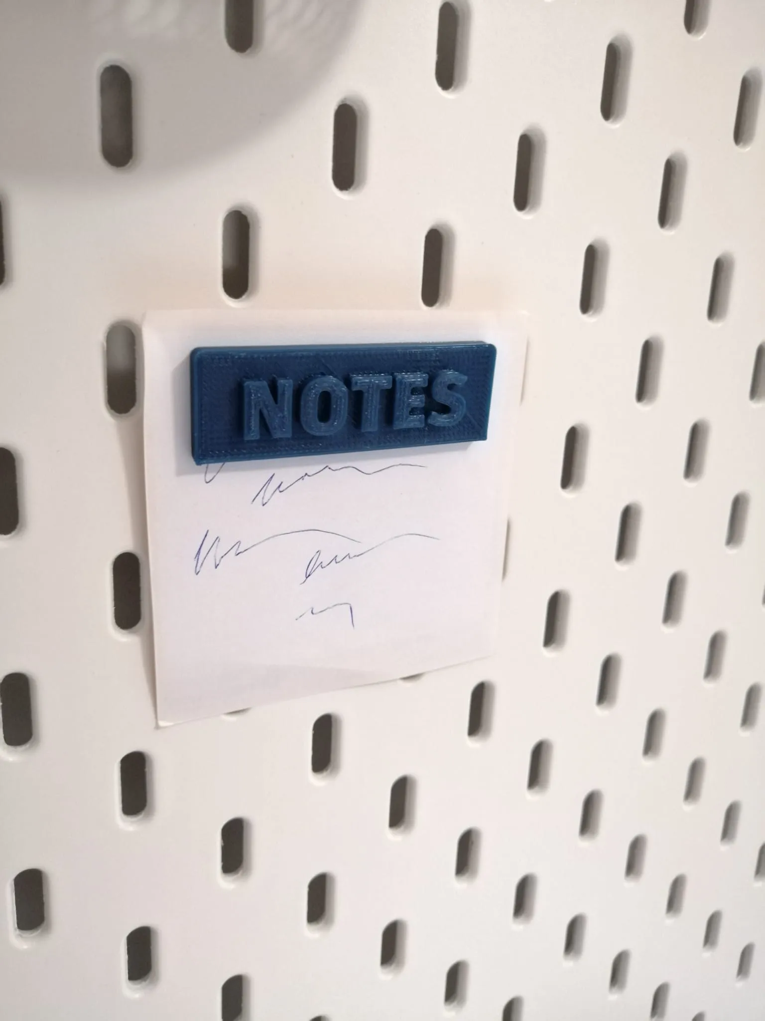 Giá đỡ nam châm IKEA Skadis cho không gian làm việc