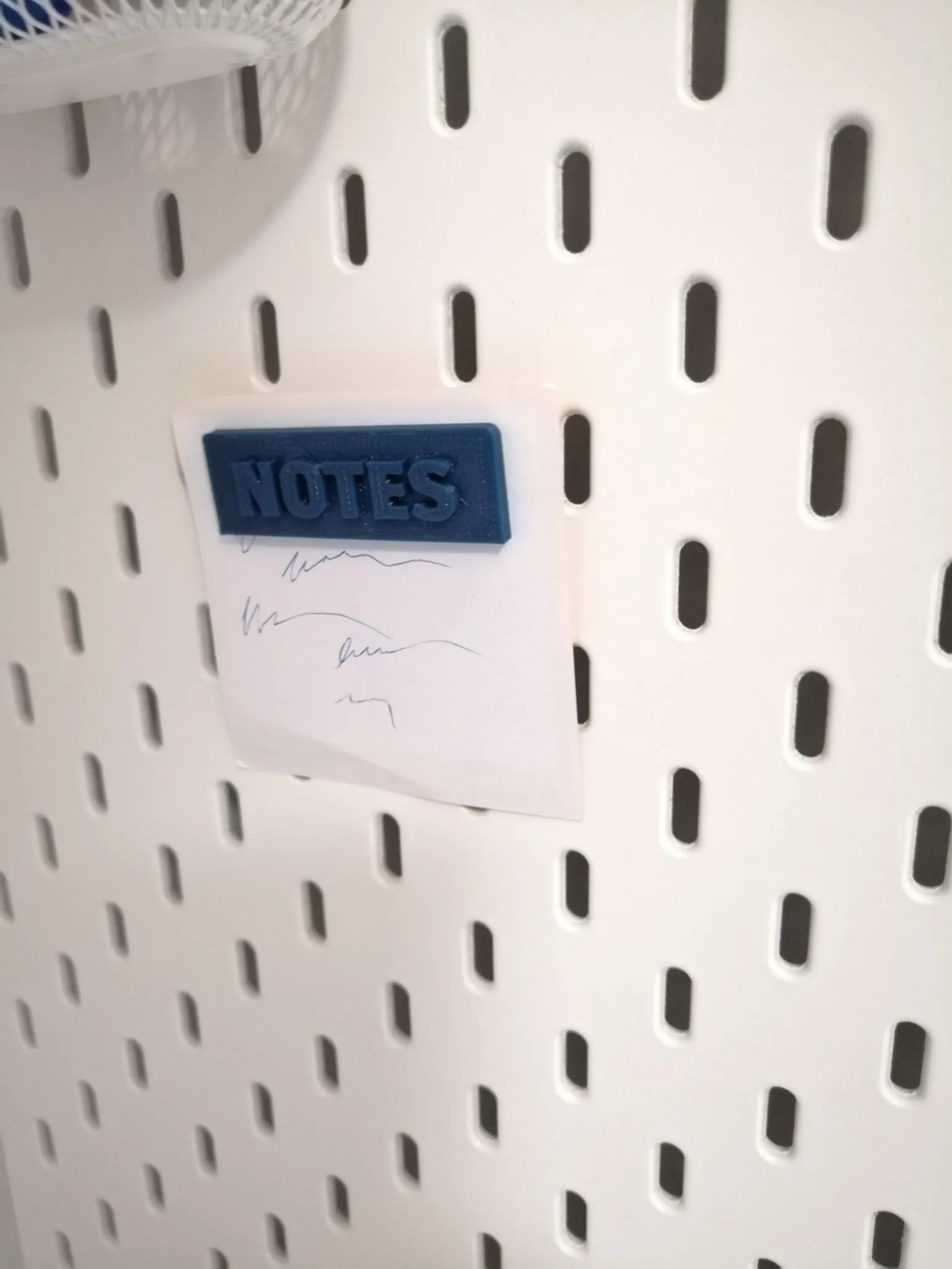 Giá đỡ nam châm IKEA Skadis cho không gian làm việc