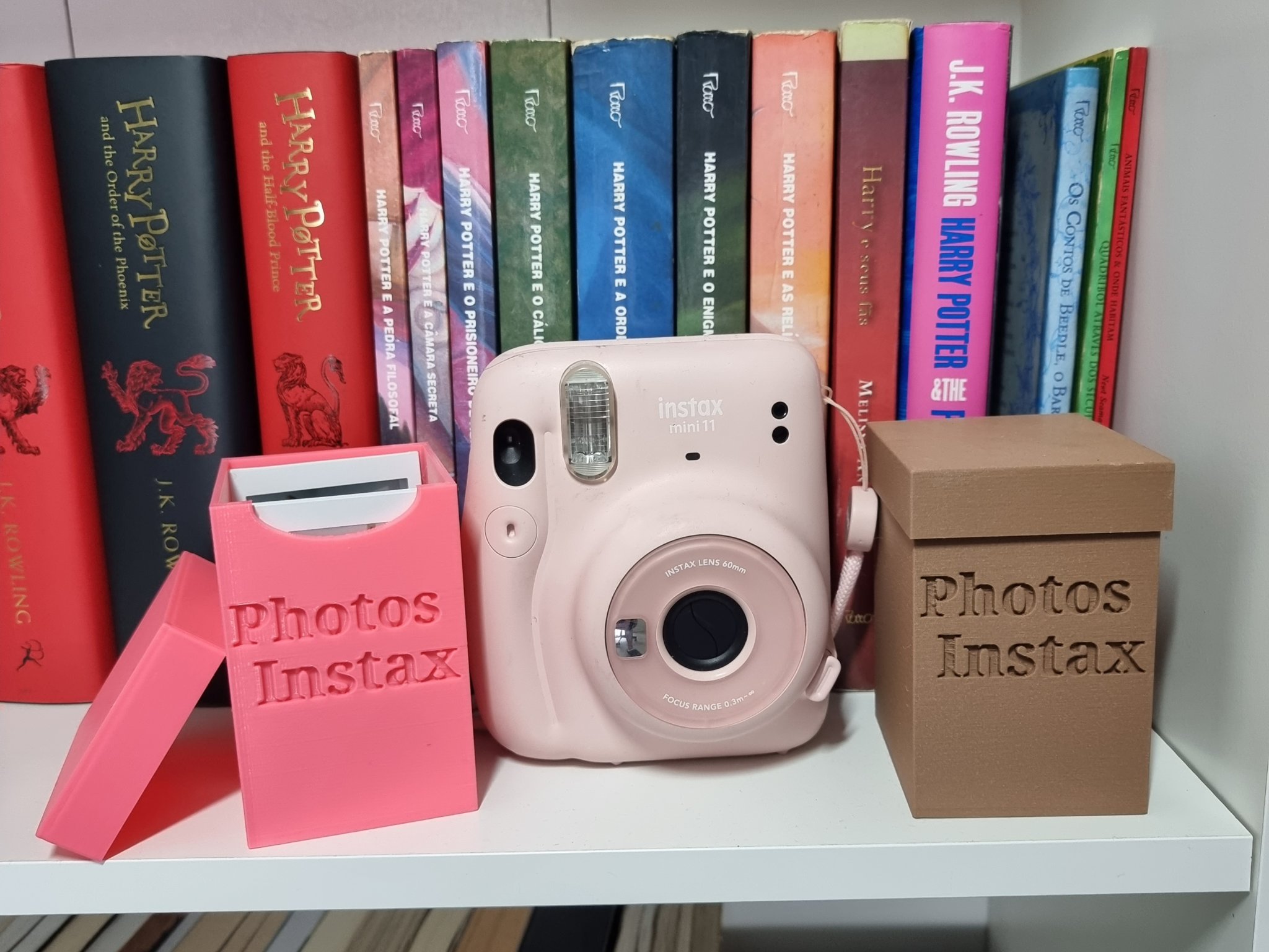 Hộp ảnh Instax Mini với thiết kế phẳng và tổ chức gọn gàng