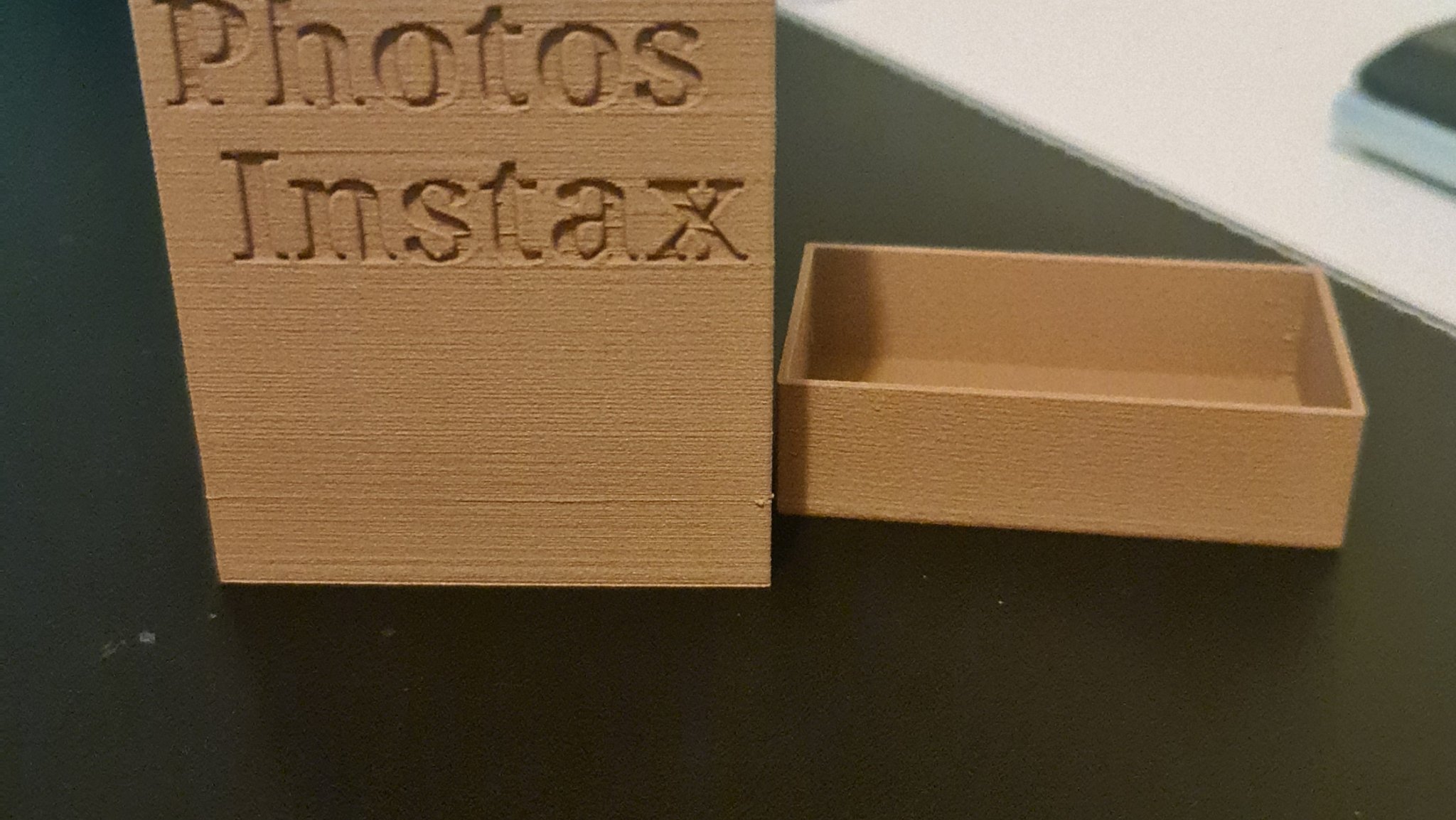 Hộp ảnh Instax Mini với thiết kế phẳng và tổ chức gọn gàng