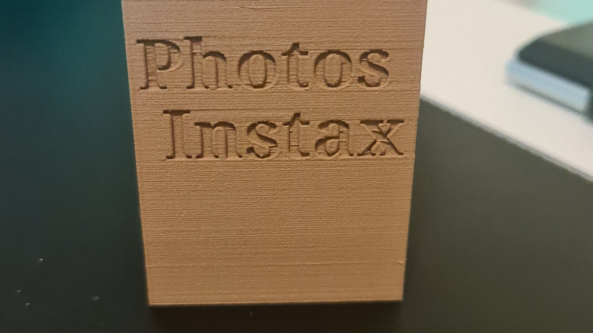 Hộp ảnh Instax Mini với thiết kế phẳng và tổ chức gọn gàng