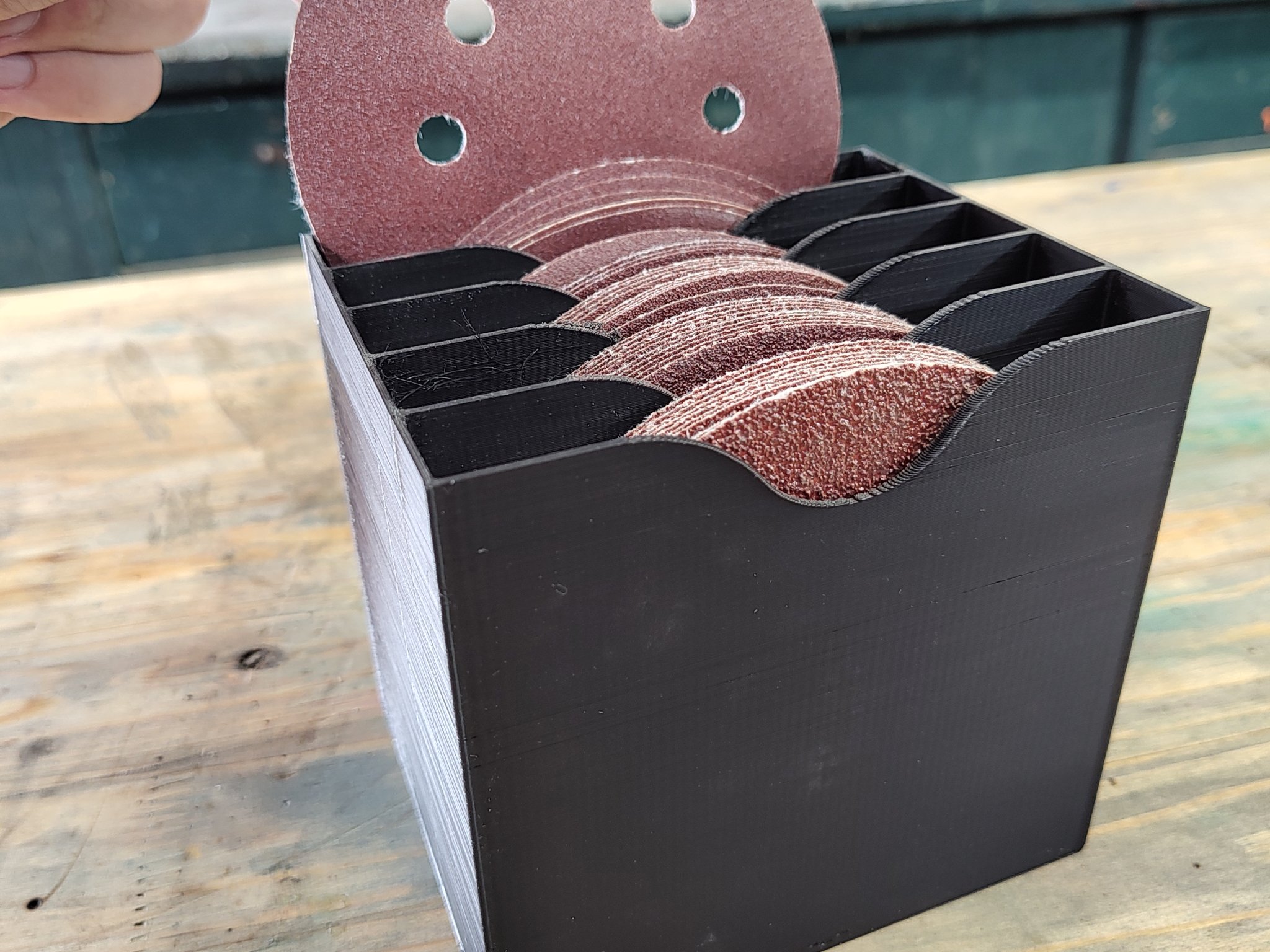 Giá đỡ và tổ chức giấy nhám 125mm cho máy mài góc