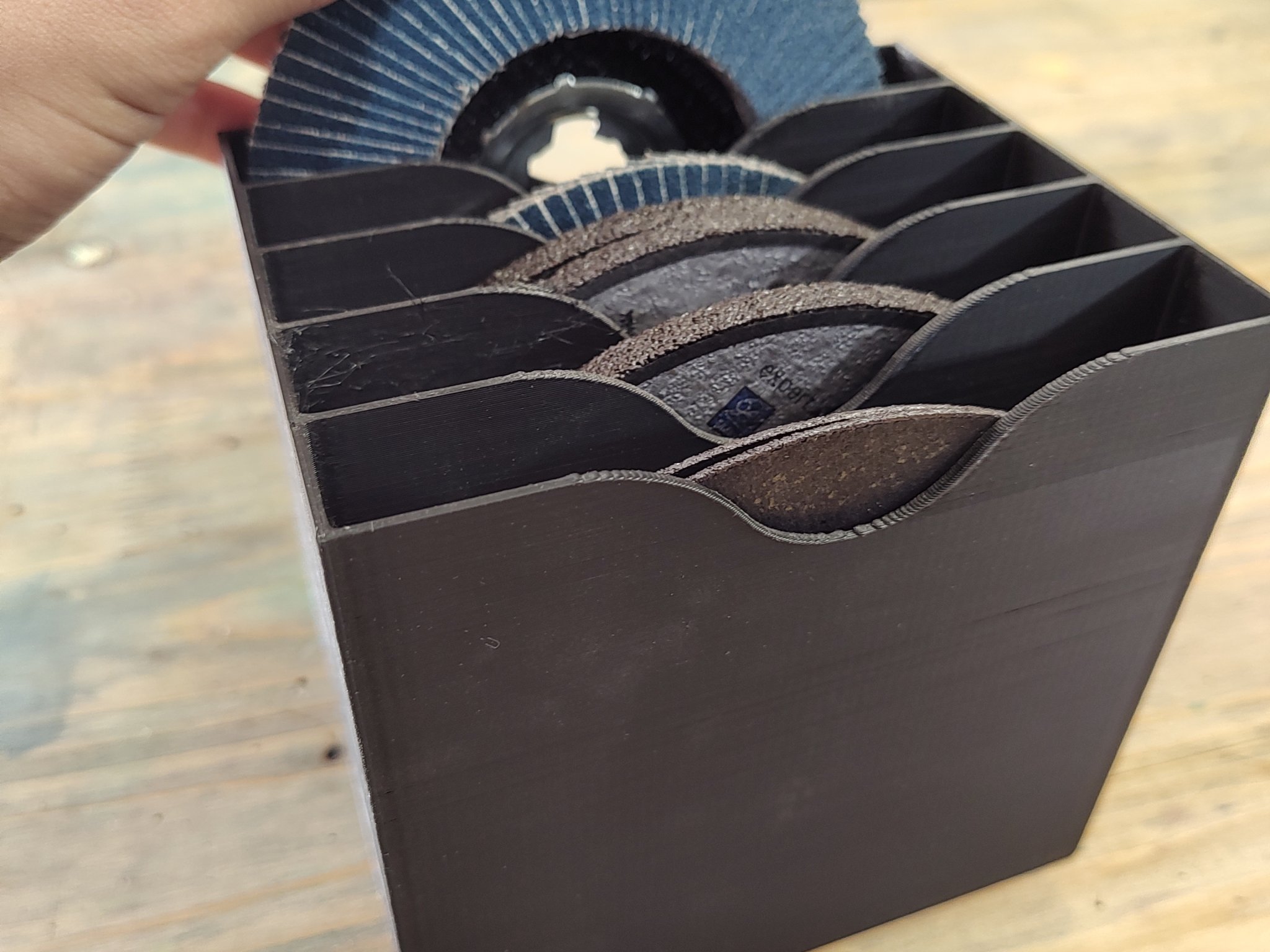 Giá đỡ và tổ chức giấy nhám 125mm cho máy mài góc