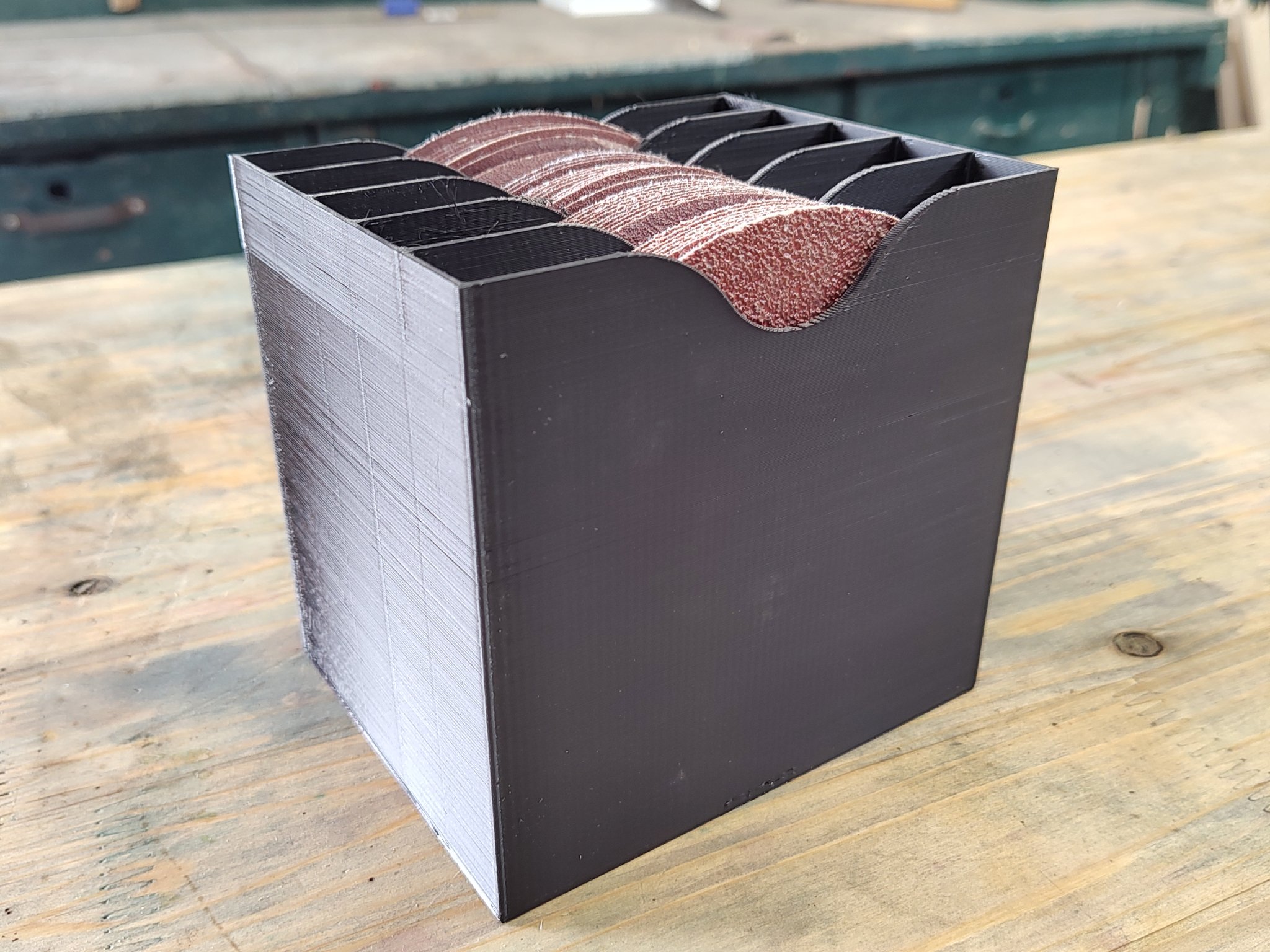 Giá đỡ và tổ chức giấy nhám 125mm cho máy mài góc