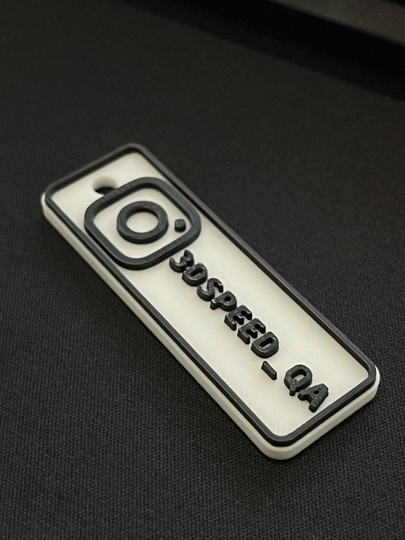 Medaill với logo mạng xã hội trên móc khóa