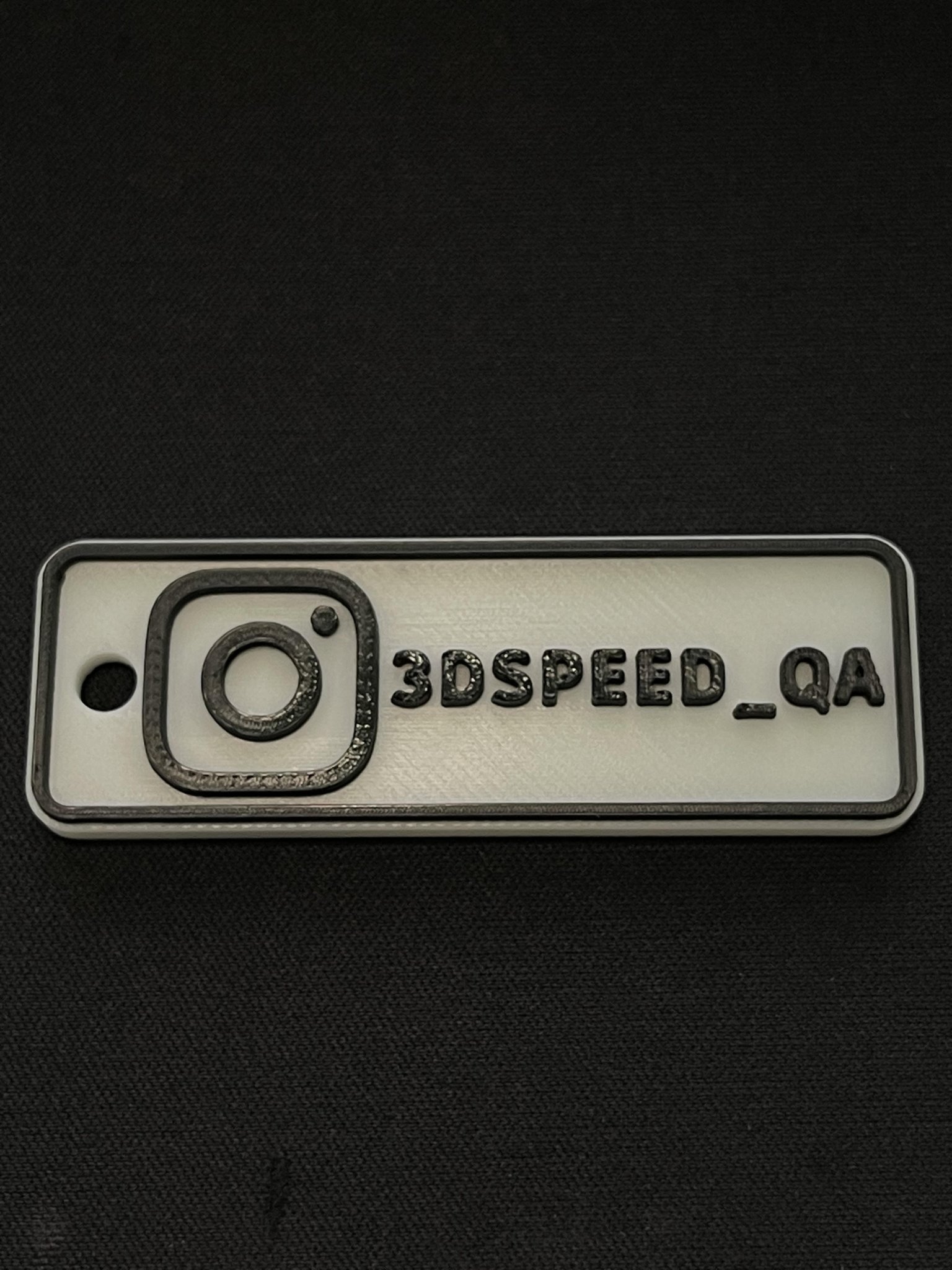 Medaill với logo mạng xã hội trên móc khóa