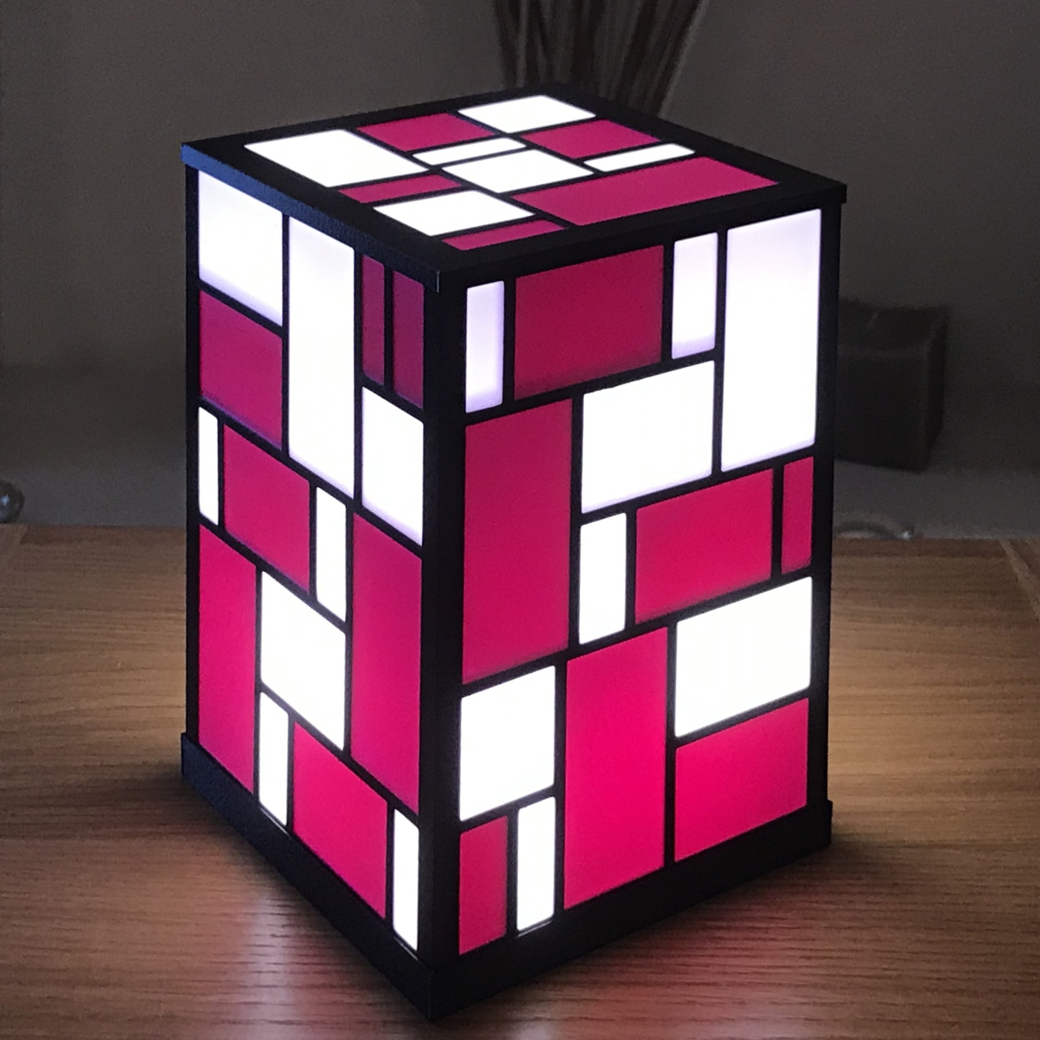 Đèn bàn Mondrian nhiều màu sắc inspir từ họa sĩ Piet Mondrian