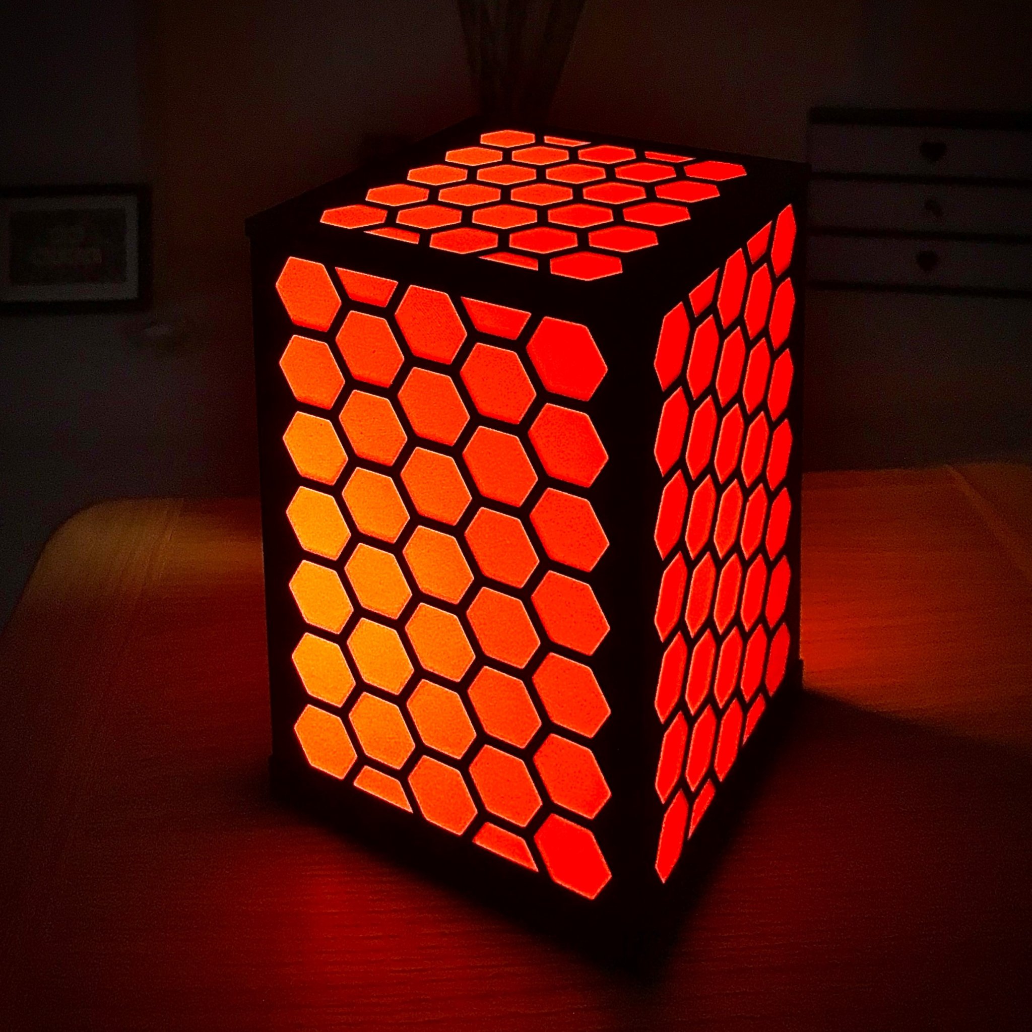 Đèn bàn hình lục giác màu đen và cam cho không gian làm việc Prusa