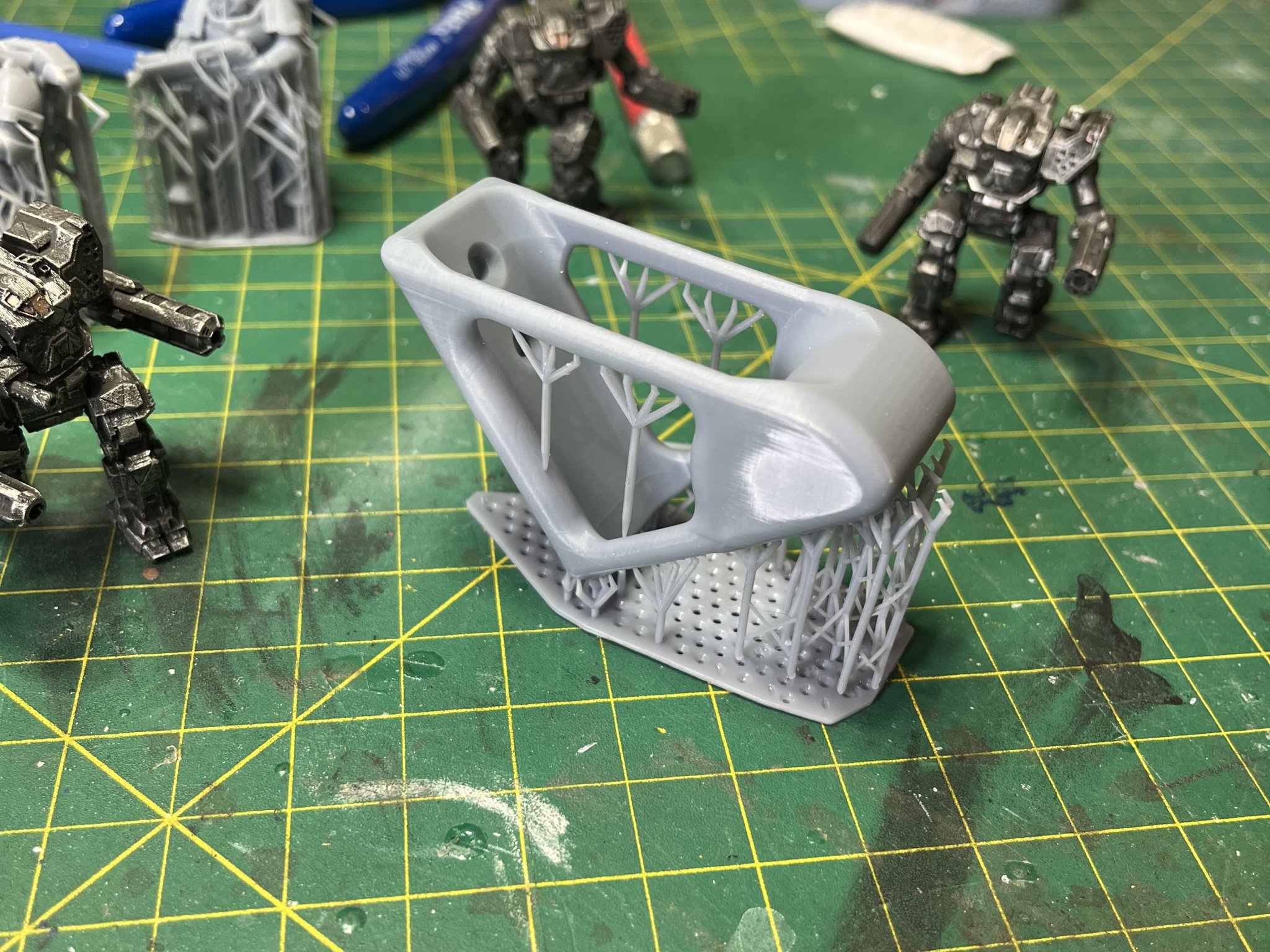 Giá treo chai xịt chắc chắn và tự nhiên