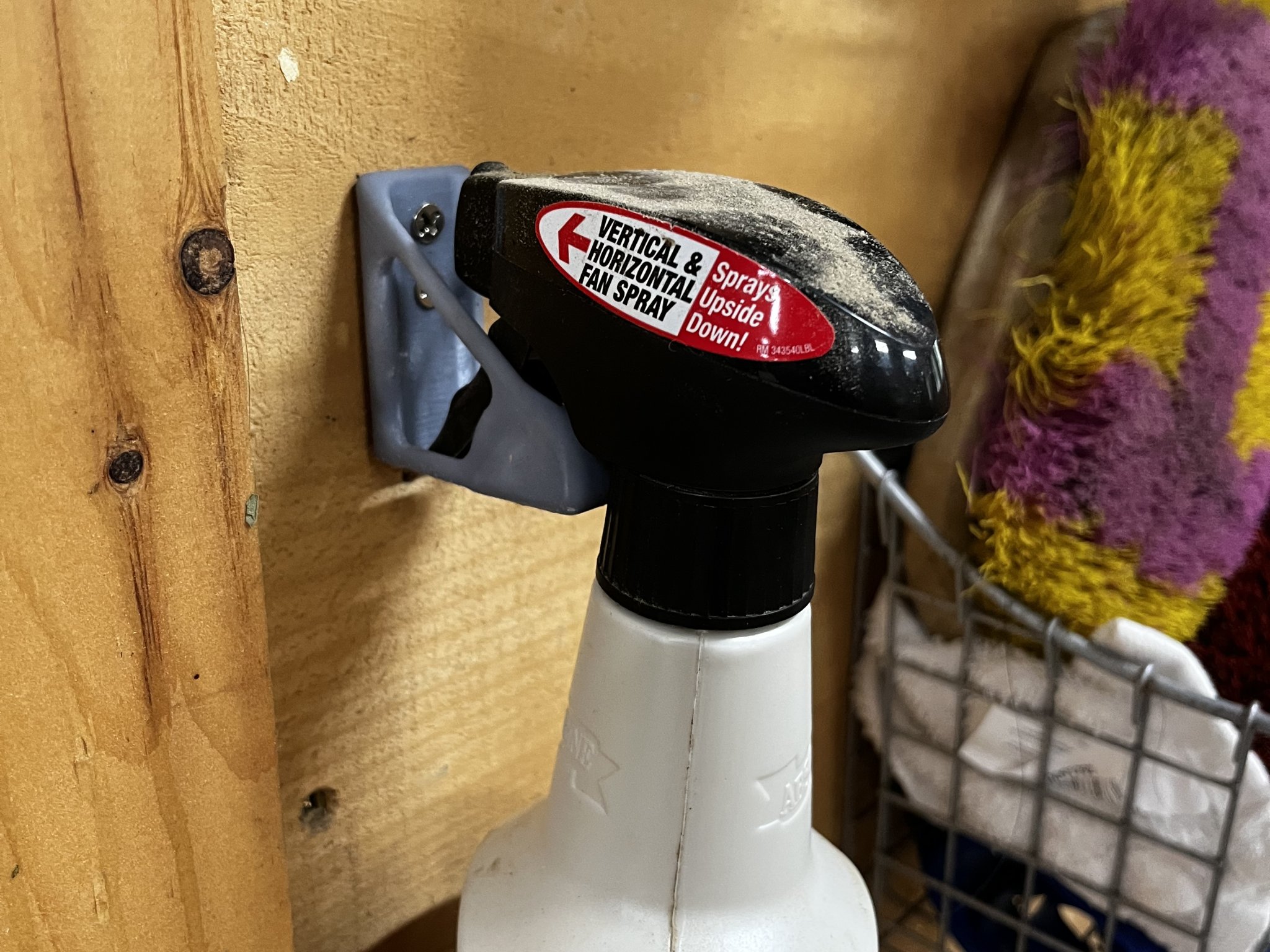 Giá treo chai xịt chắc chắn và tự nhiên