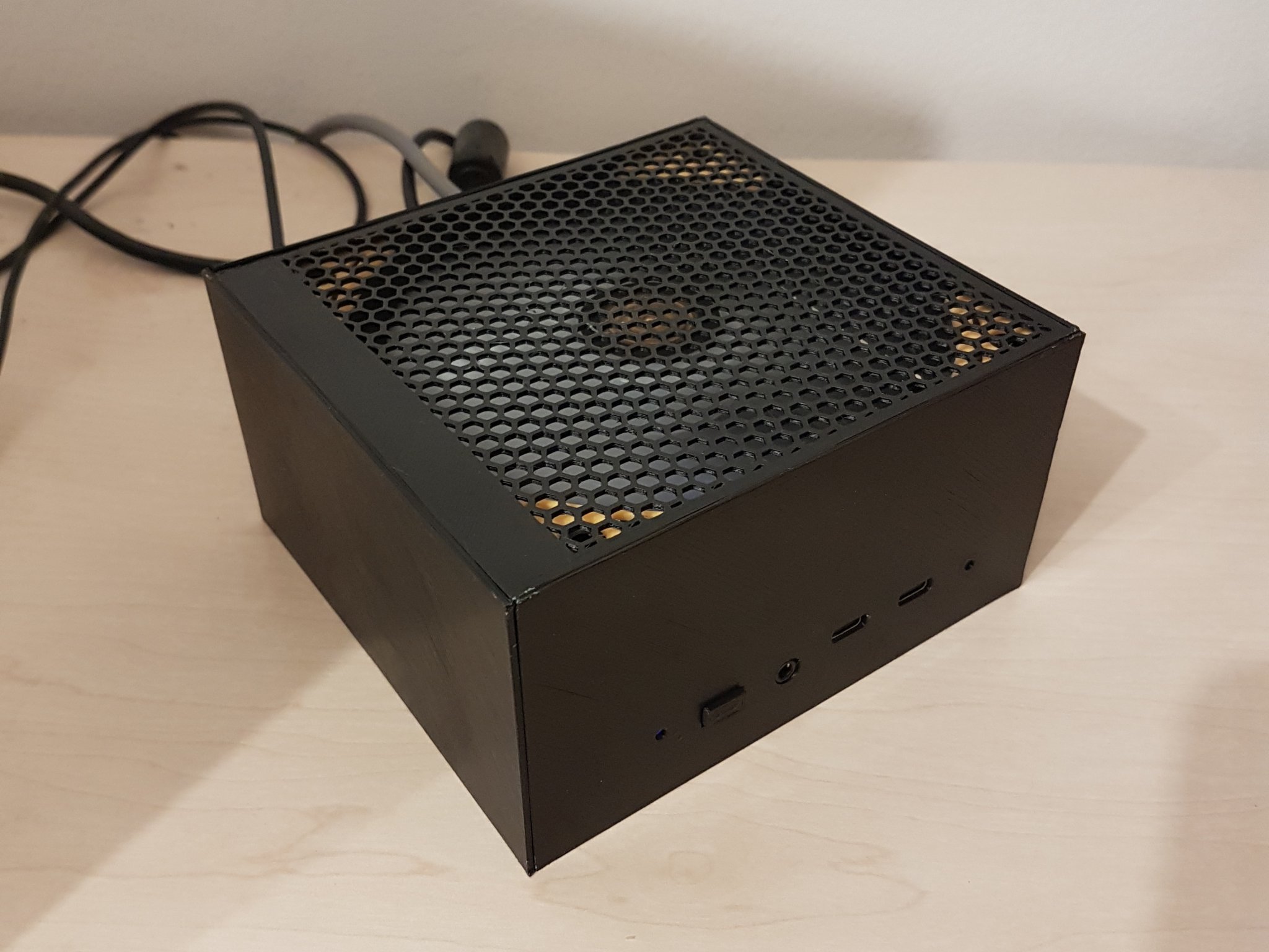 Vỏ máy tùy chỉnh cho Minisforum UM690 với quạt 120mm