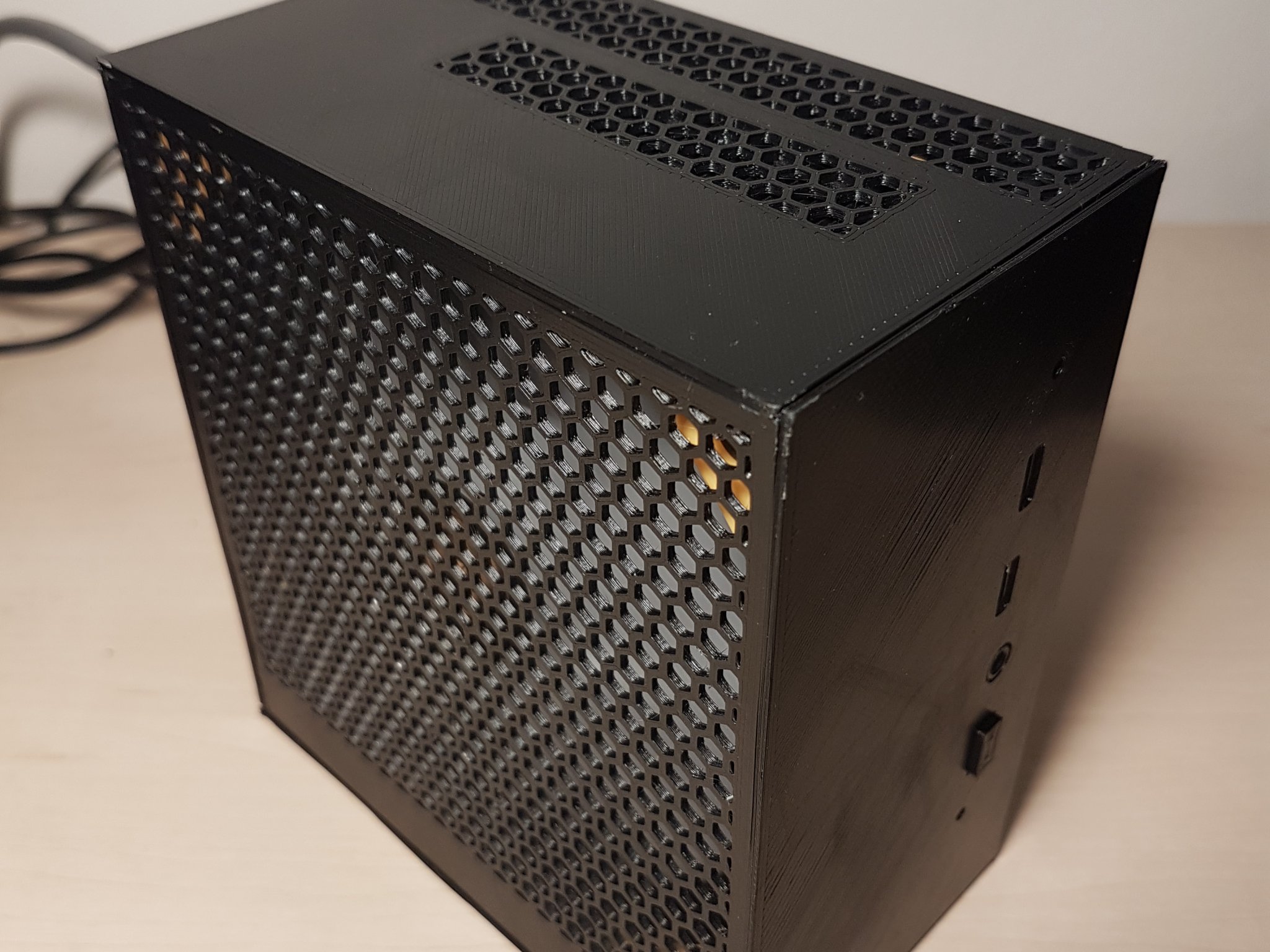 Vỏ máy tùy chỉnh cho Minisforum UM690 với quạt 120mm