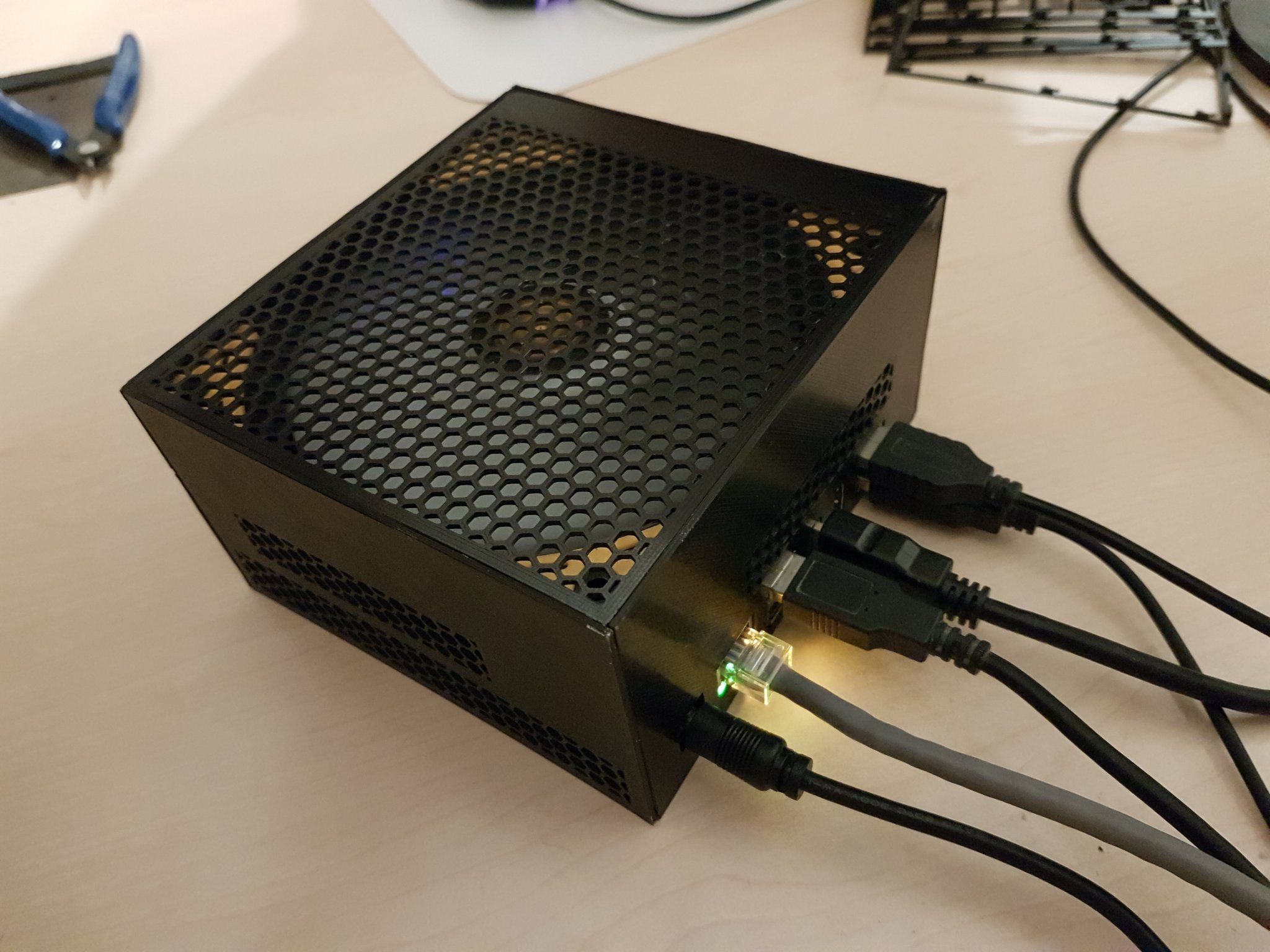 Vỏ máy tùy chỉnh cho Minisforum UM690 với quạt 120mm