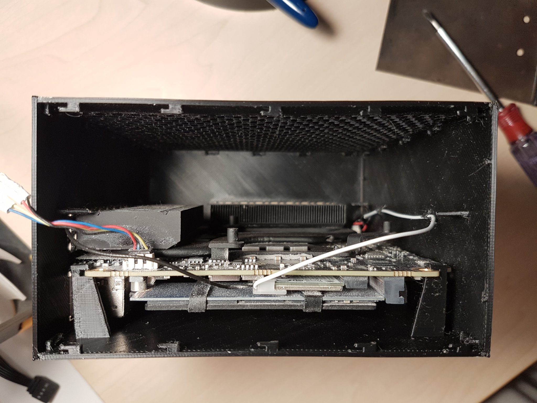 Vỏ máy tùy chỉnh cho Minisforum UM690 với quạt 120mm