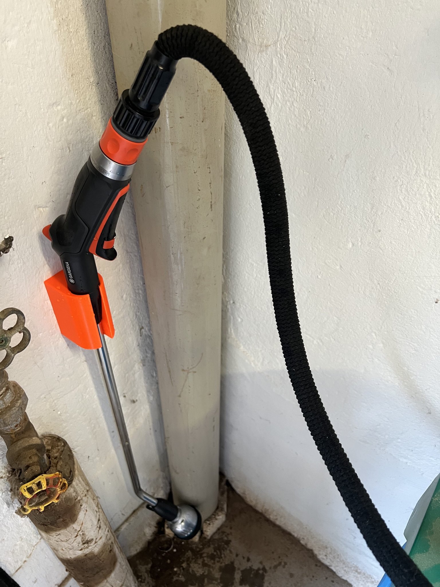 Giá đỡ ống nước Gardena treo tường