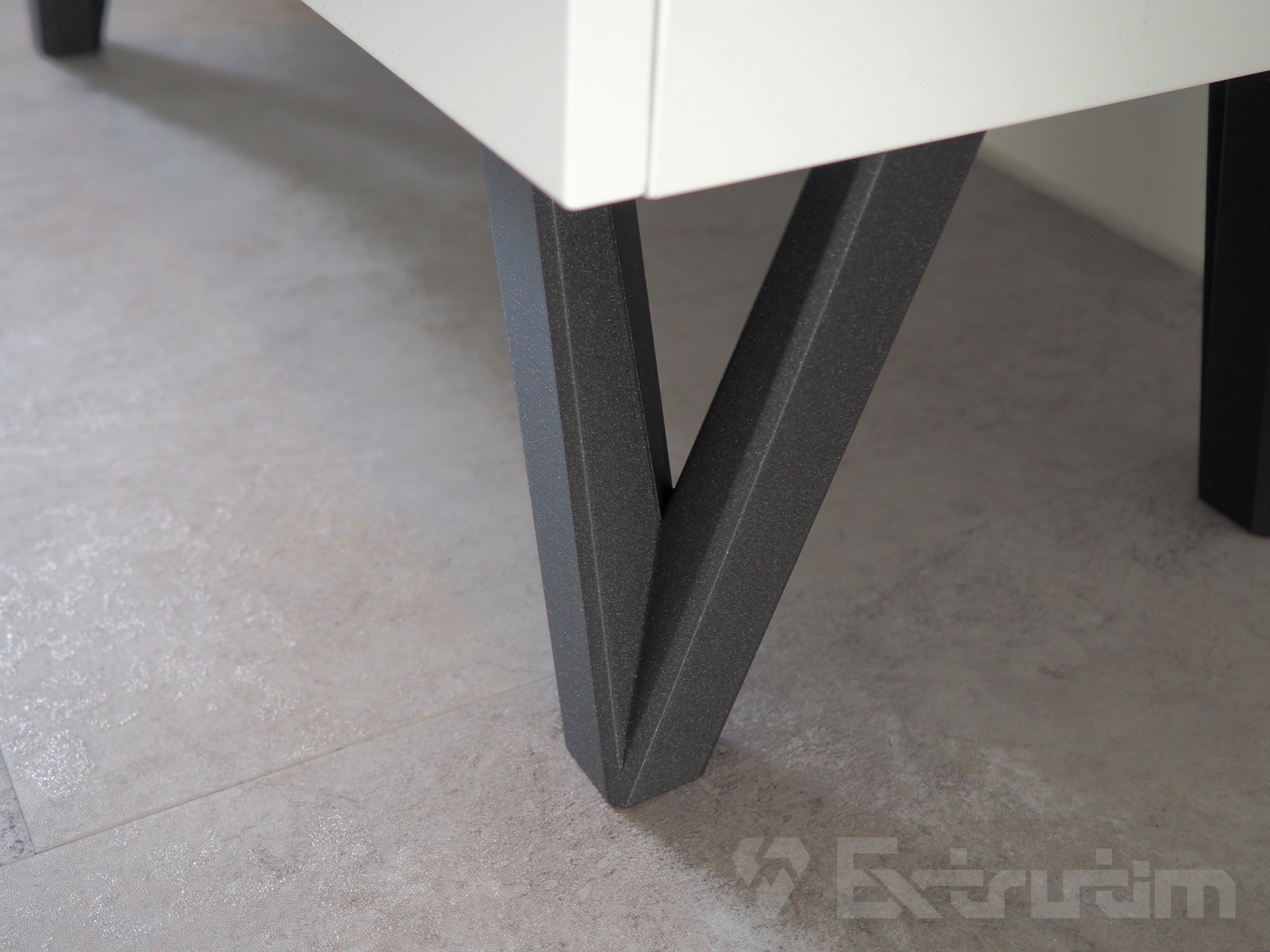 Chân tủ sang trọng với thiết kế tinh tế