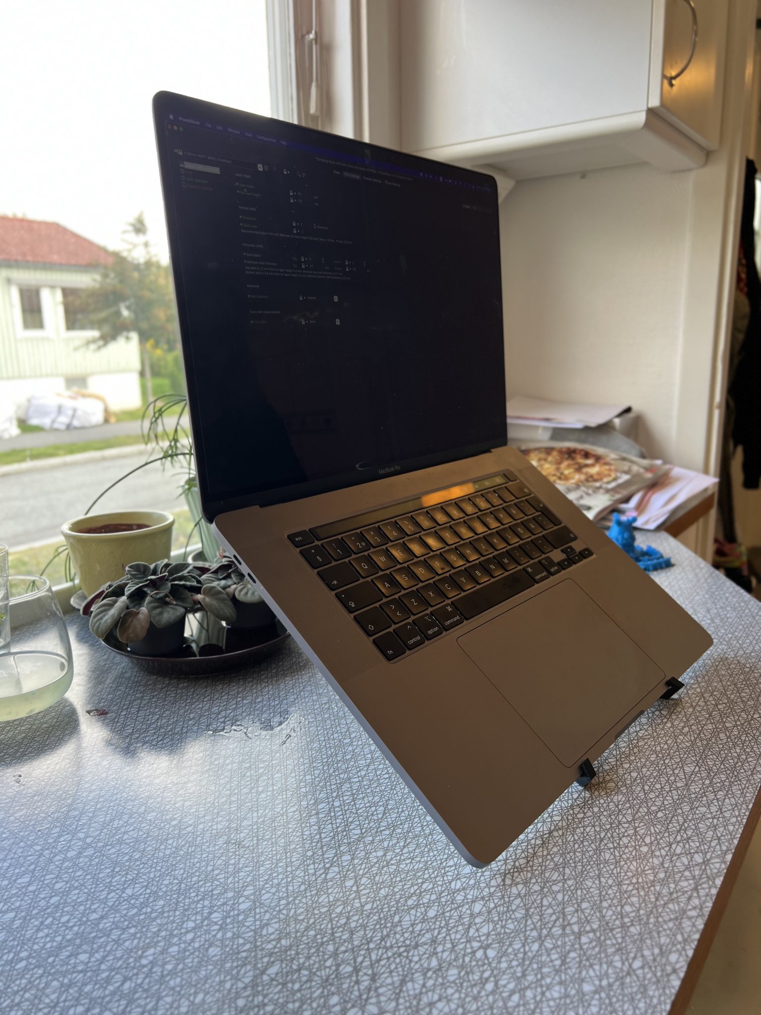 Giá đỡ laptop nhẹ và từ tính cho Macbook