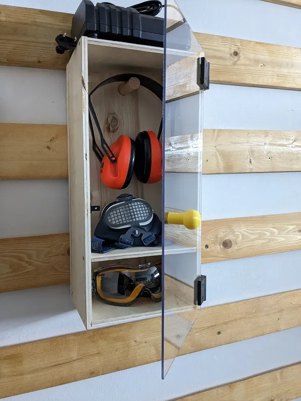 Bản lề cửa với núm và giá đỡ từ tính