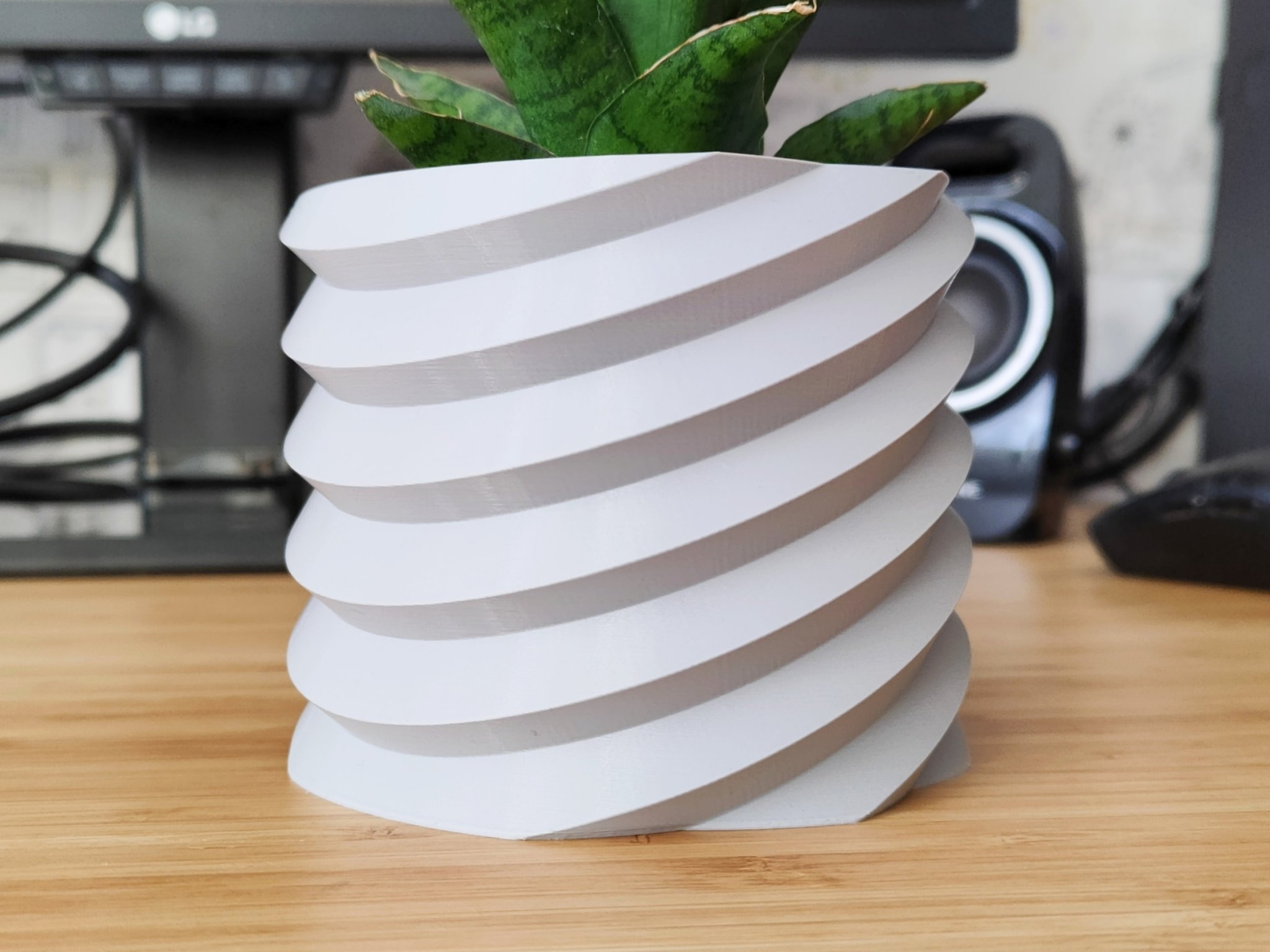 Chậu cây Orbit và thiết kế bình hoa phong cách hiện đại