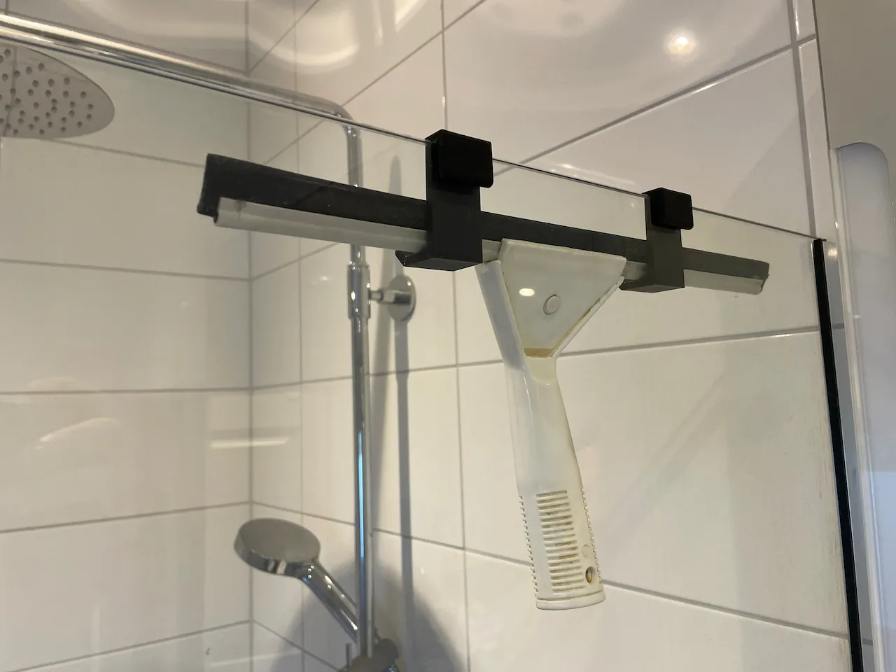 Giá treo tường cho vòi sen với độ dày 8mm