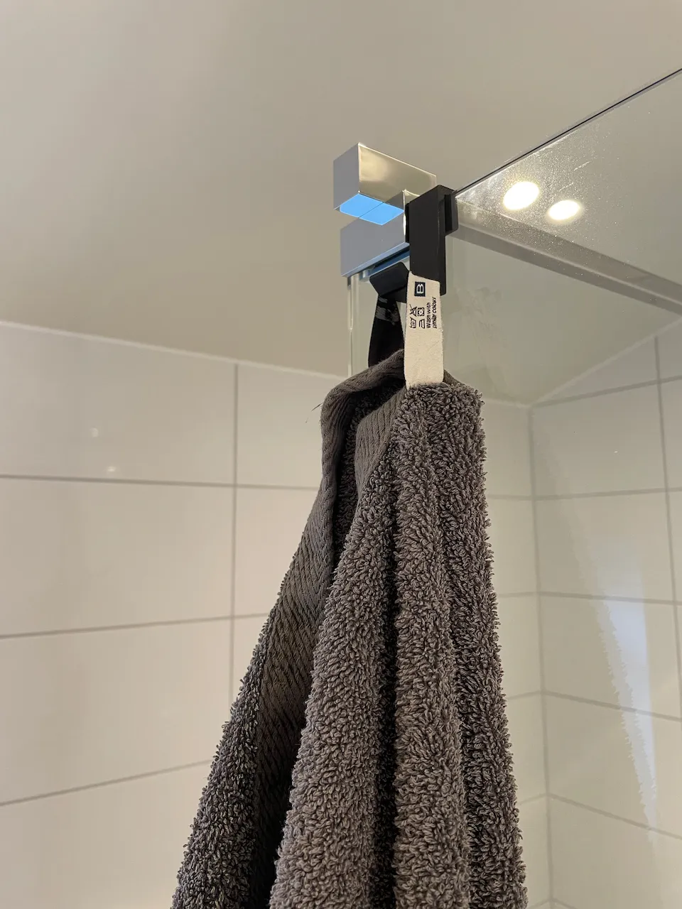 Giá treo tường cho vòi sen với độ dày 8mm