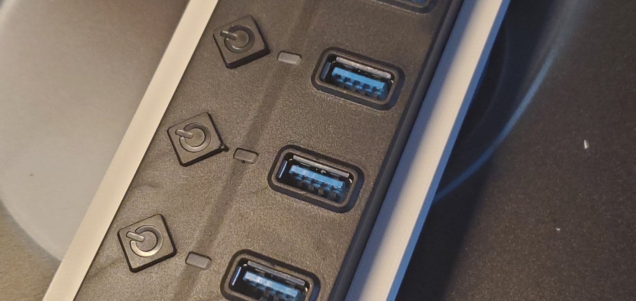 Giá đỡ USB cho bảng ghim Ikea Skadis