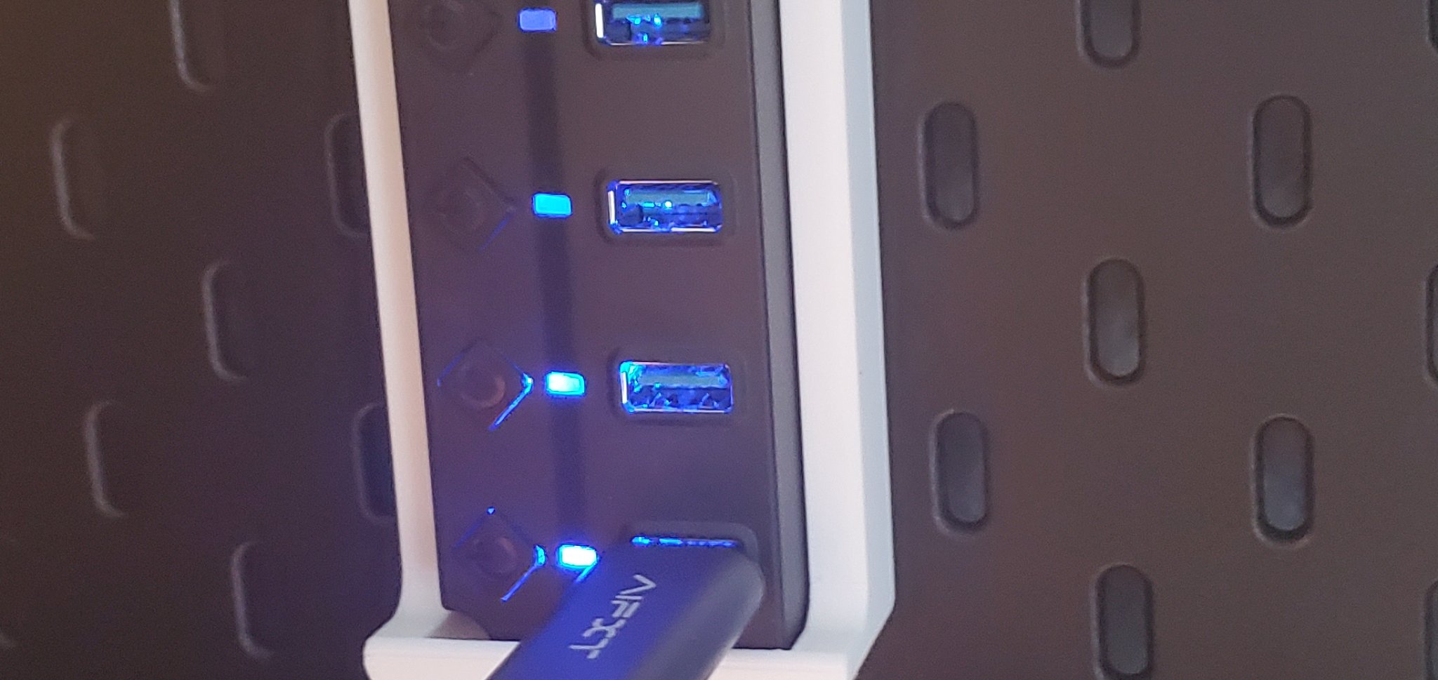 Giá đỡ USB cho bảng ghim Ikea Skadis