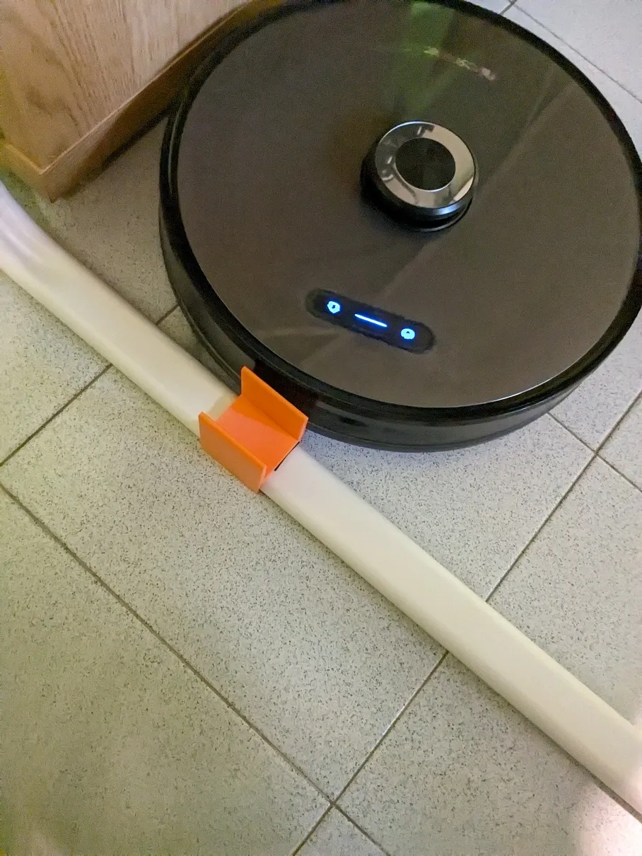 Bàn Ikea Huvudspelare với tường chống robot hút bụi