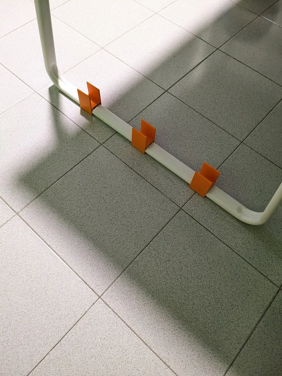 Bàn Ikea Huvudspelare với tường chống robot hút bụi