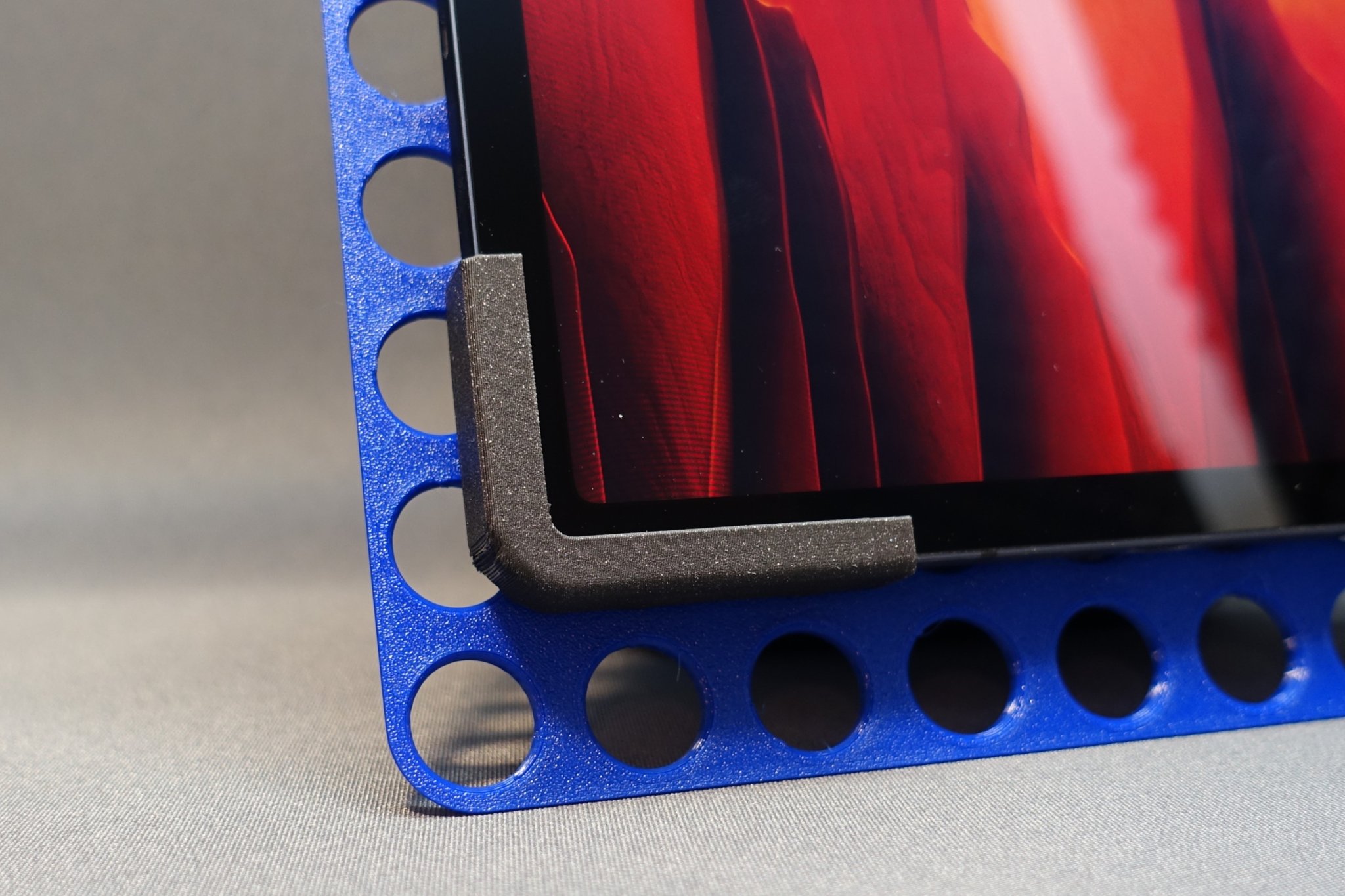 Giá đỡ máy tính bảng cho thùng PC Qube 500