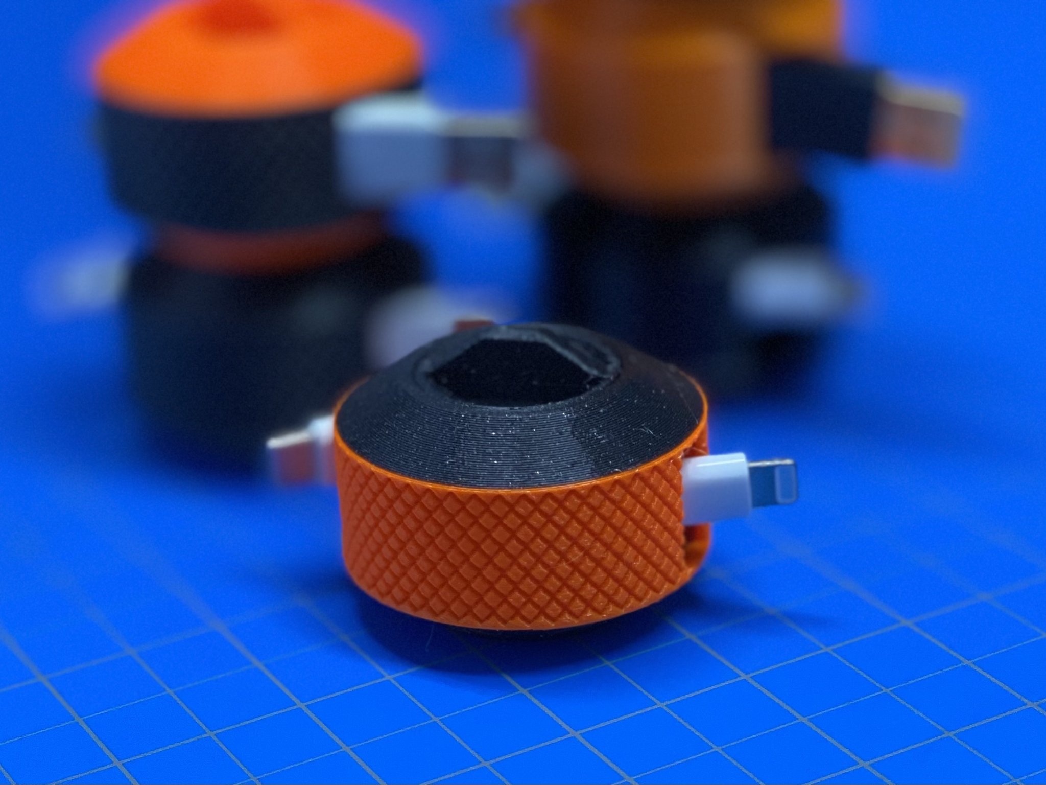 Giá đỡ cuộn cáp USB xếp chồng in sẵn với bề mặt nhám