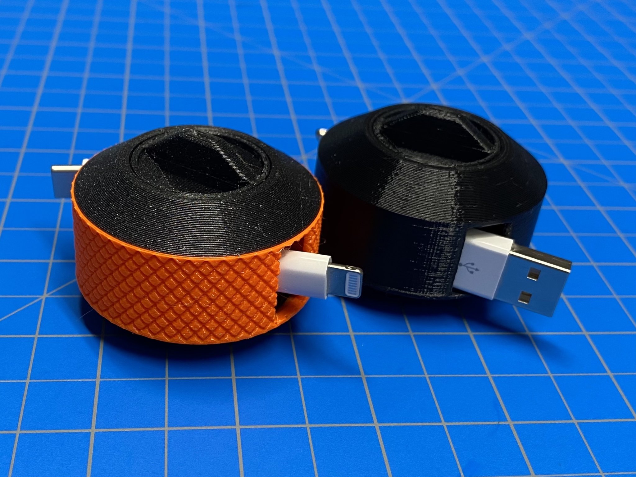 Giá đỡ cuộn cáp USB xếp chồng in sẵn với bề mặt nhám