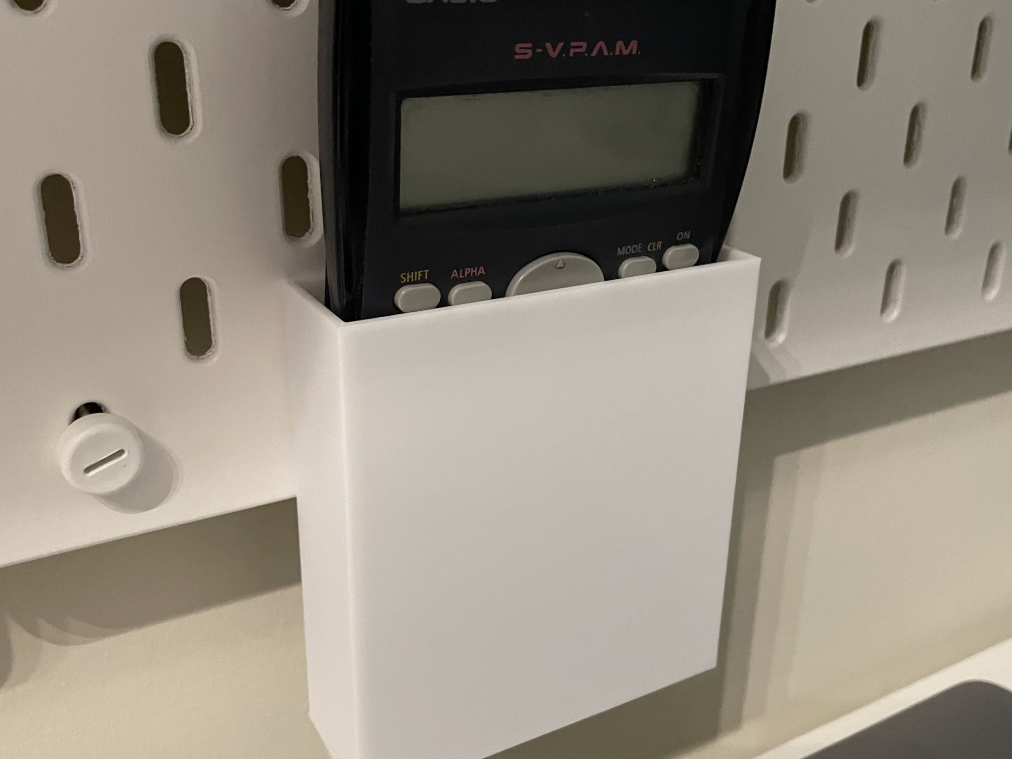 Giá đỡ máy tính CASIO fx82MS trong hệ thống Skadis