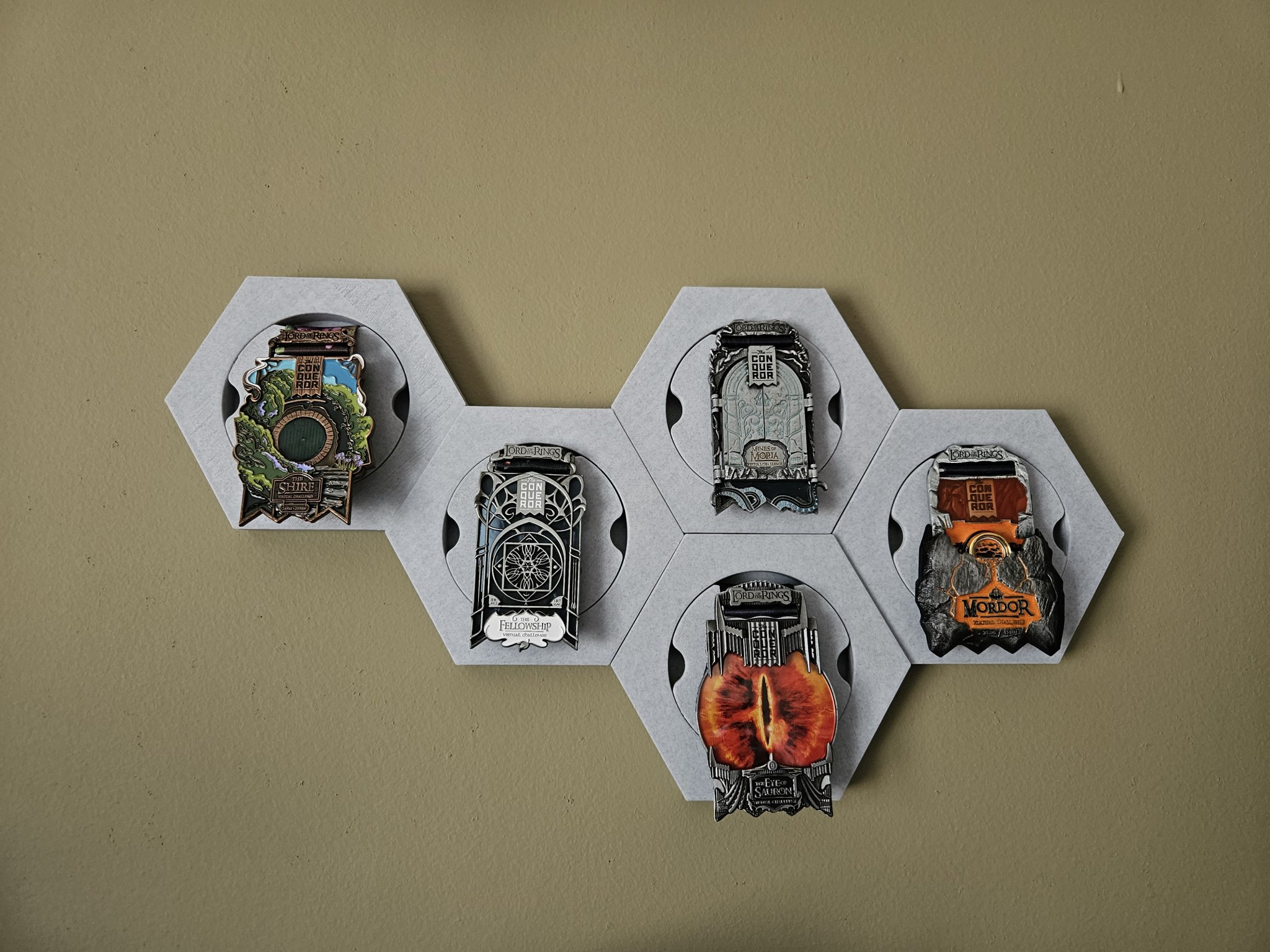 Giá treo huy chương hình lục giác cho thử thách The Conqueror