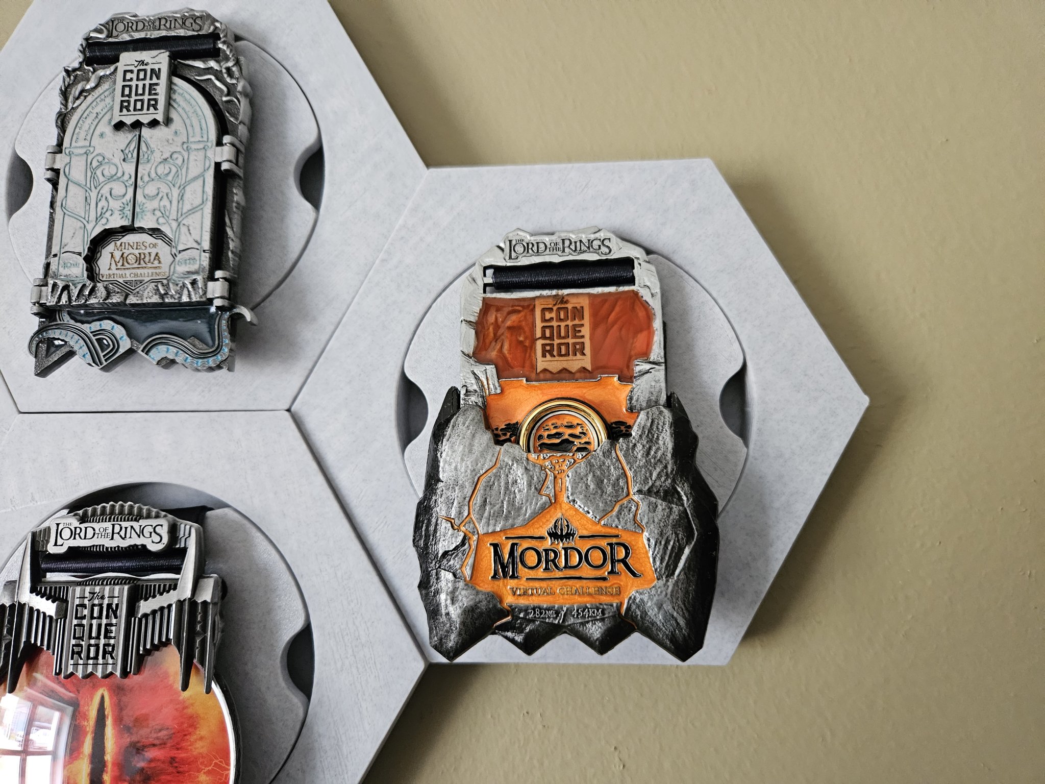 Giá treo huy chương hình lục giác cho thử thách The Conqueror