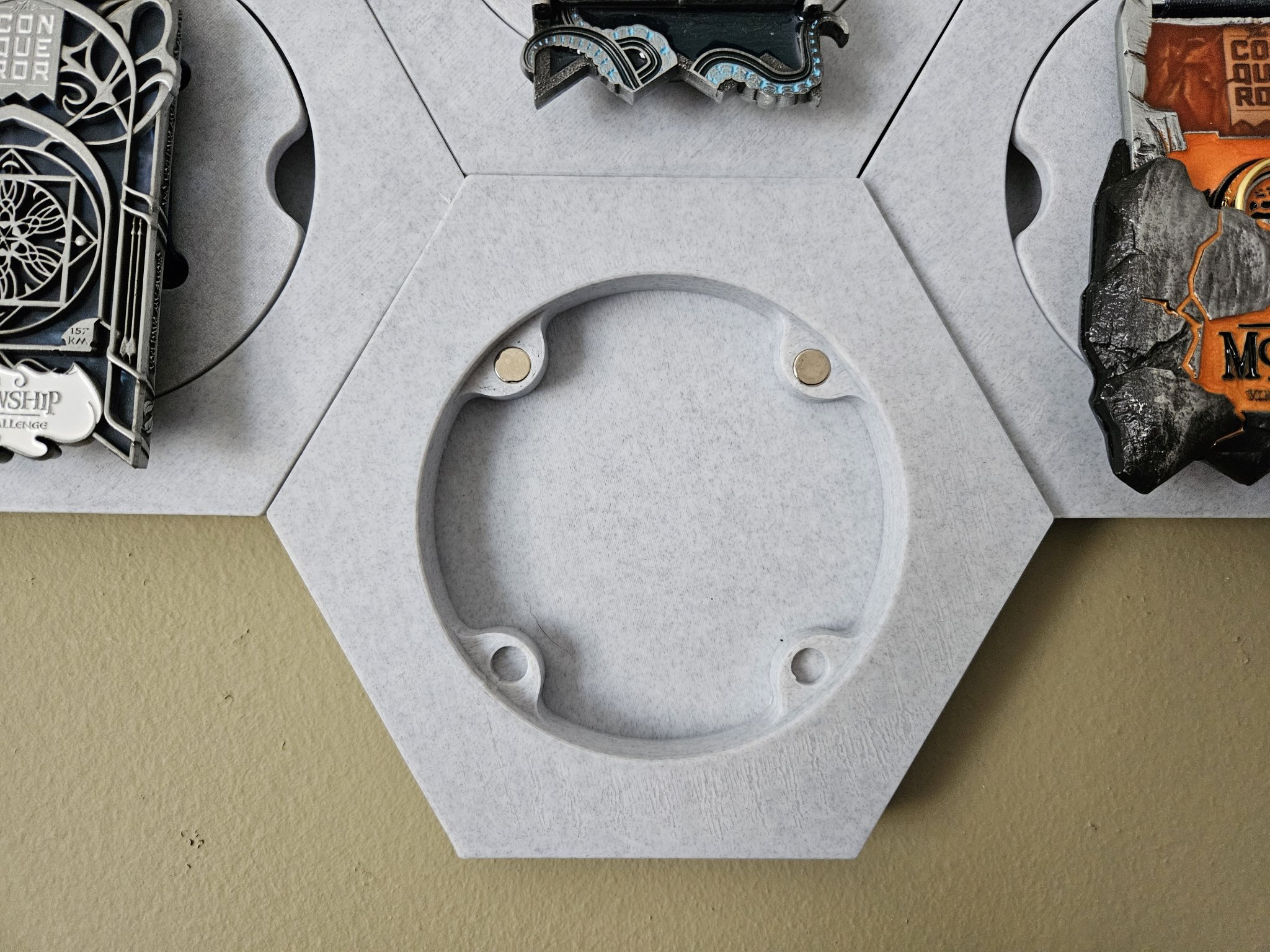 Giá treo huy chương hình lục giác cho thử thách The Conqueror