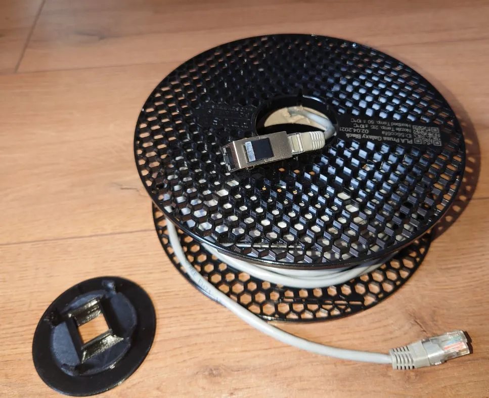 Cuộn cáp Ethernet từ cuộn filament Prusament 1Kg còn lại