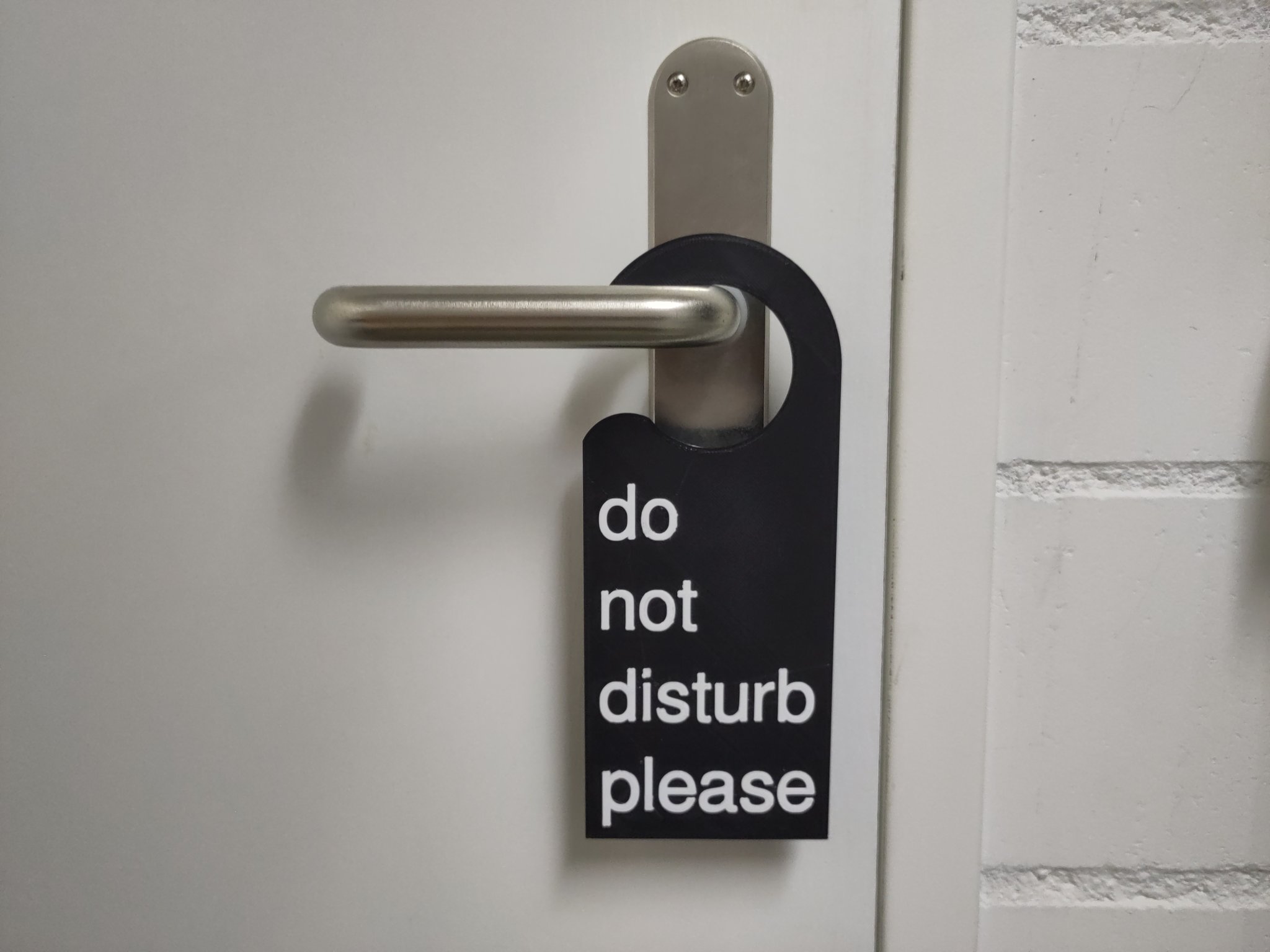 Biển báo "Xin đừng làm phiền" treo cửa 6 lớp