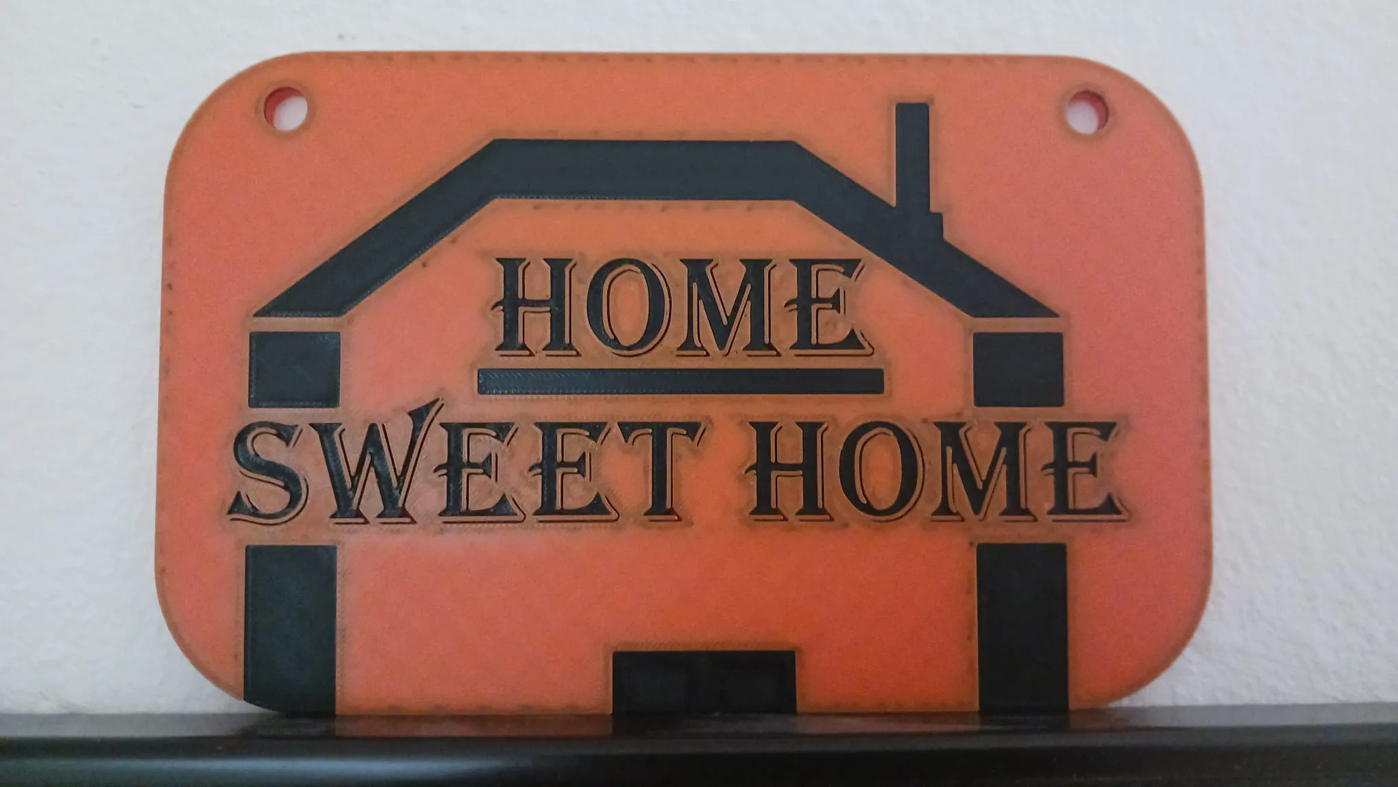 Biểu ngữ "Nhà là nơi trái tim ở" in hai màu