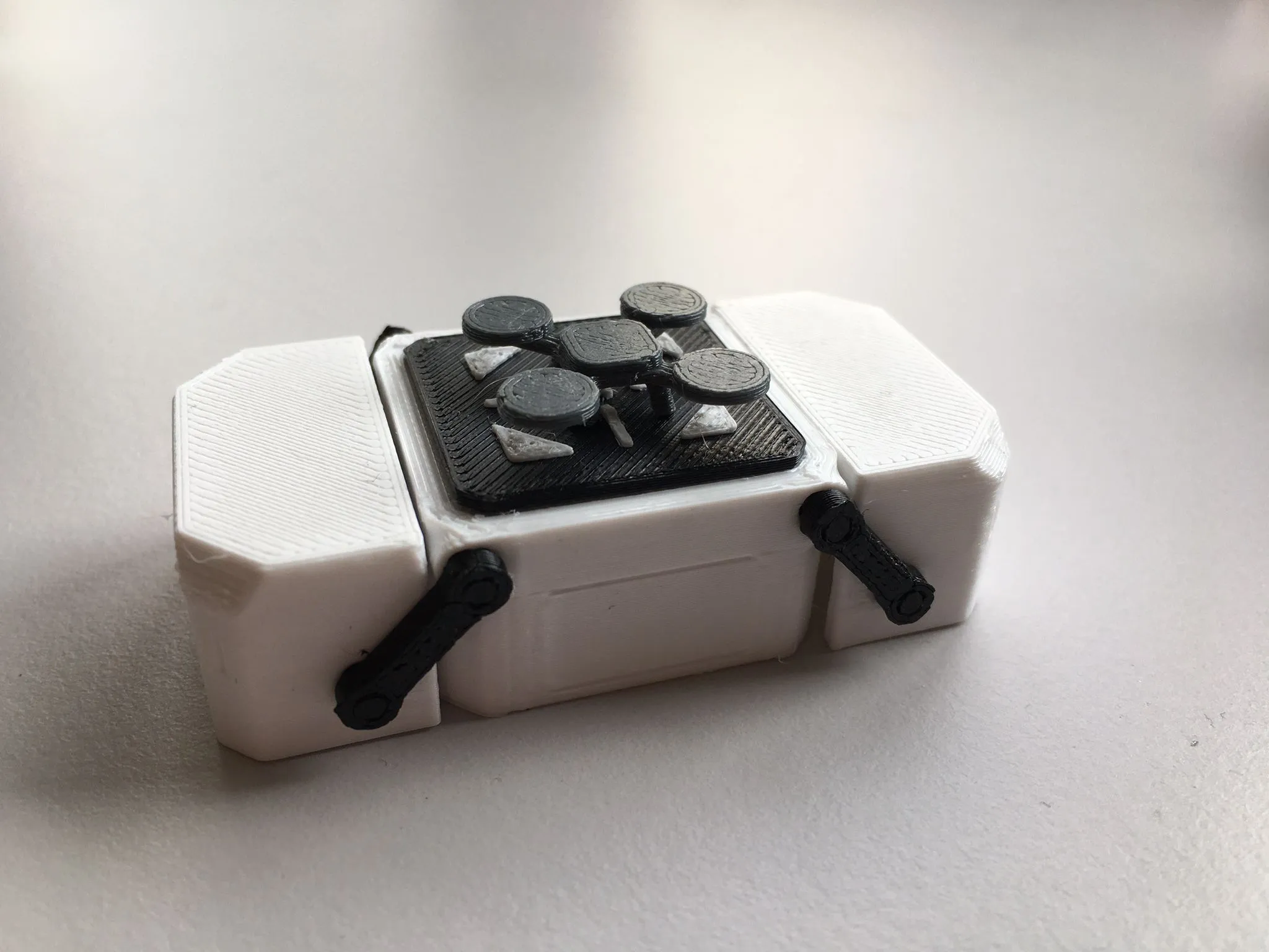 Trạm đỗ drone mini cho đồ chơi bàn làm việc