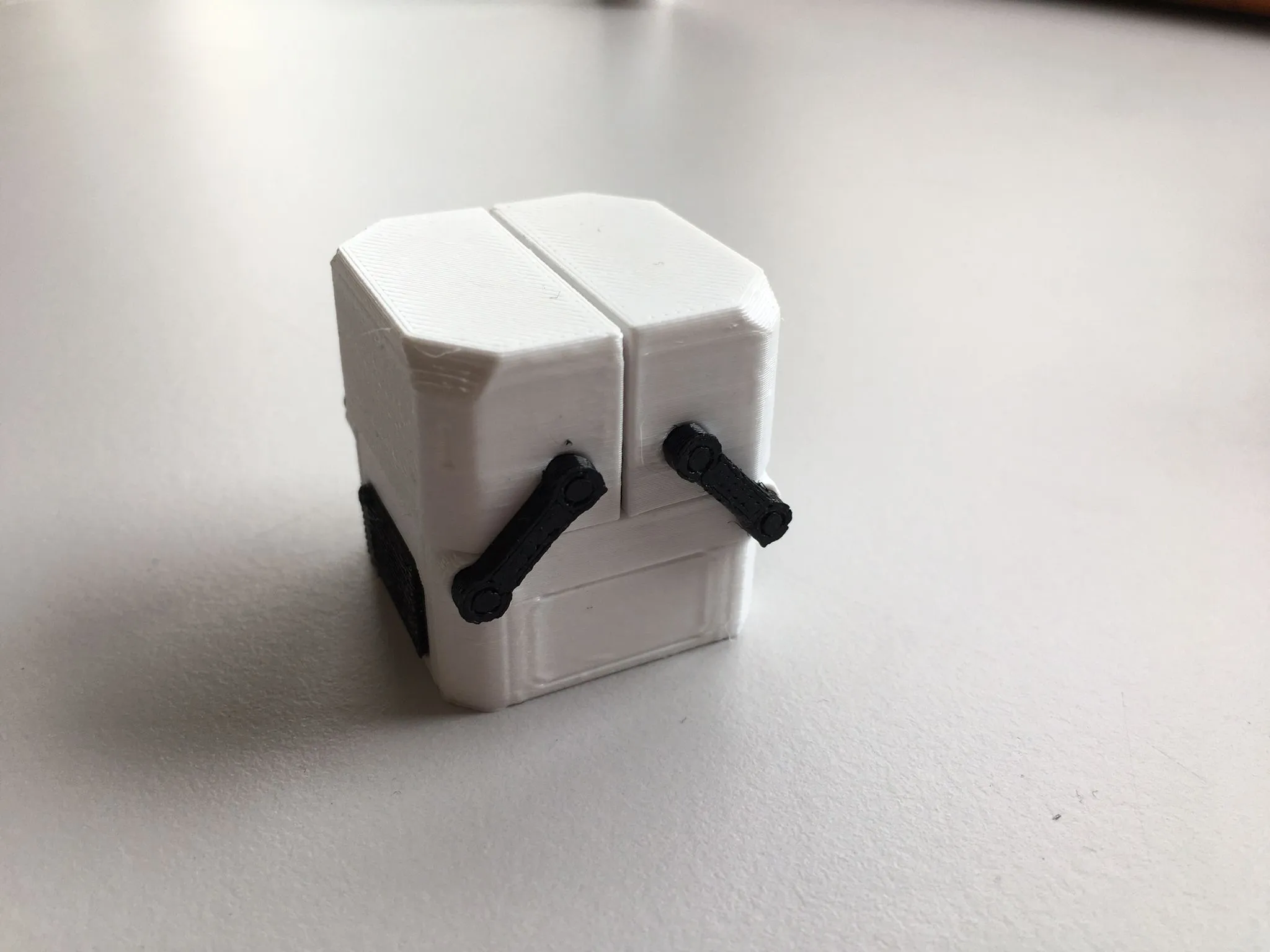 Trạm đỗ drone mini cho đồ chơi bàn làm việc